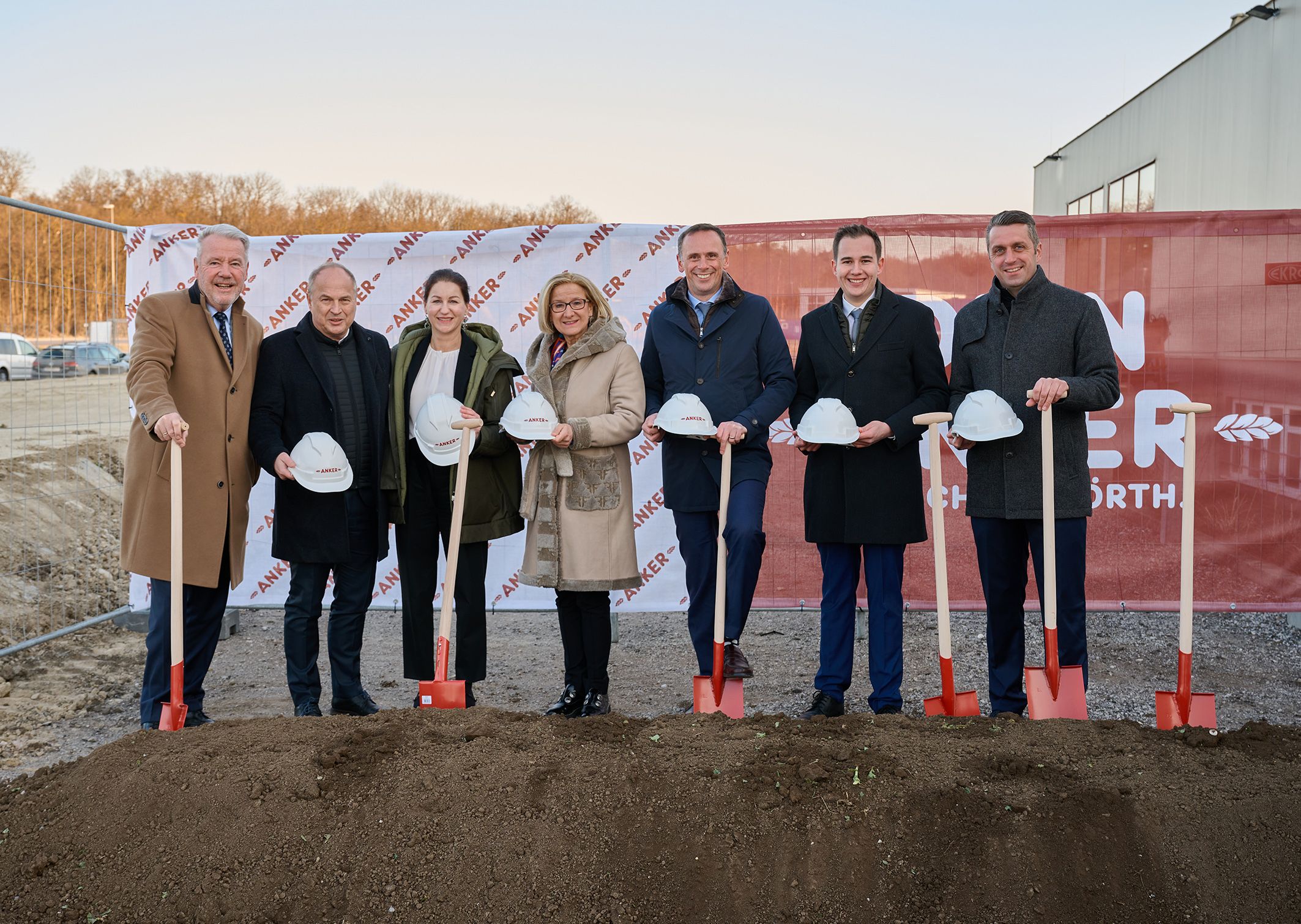 Ankerbrot-Gruppe investiert rund 30 Millionen Euro in die Bäckerei in Lichtenwörth: Klubobmann Klaus Schneeberger, Ankerbrot Geschäftsführer Walter Karger,  Kerstin Gelbmann, Geschäftsführerin der Ankerbrot-Muttergesellschaft Austro Holding,  Landeshauptfrau Johanna Mikl-Leitner, Landesrat Jochen Danninger, Bürgermeister Manuel Zusag und Johannes Ruisz, Geschäftsführer-Produktion (v.l.n.r.).