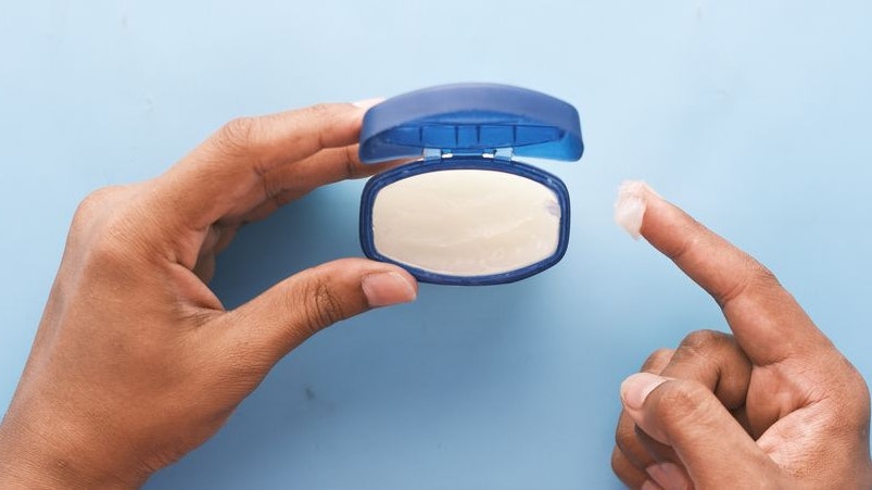 Einst wurde das Produkt in den ländlichen Gebieten vom amerikanischen Bundesstaat Pennsylvania gegen Wunden und Verbrennungen eingesetzt. Nun kannst du das "Petroleum Jelly" auch für deine tägliche Beautypflege nutzen. 