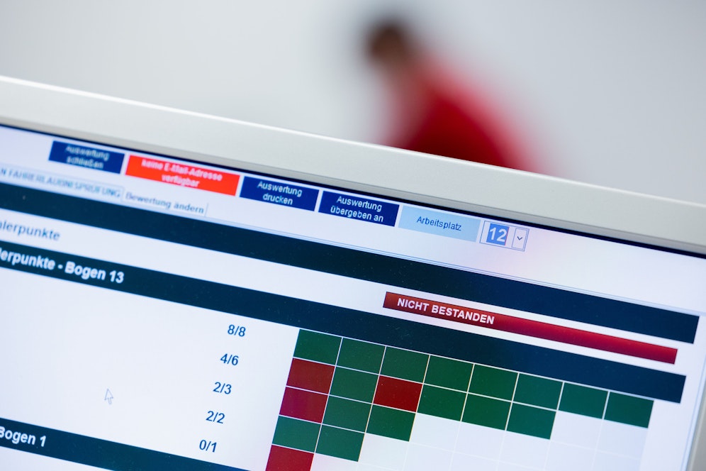 Die Polizei in Bayern kam einem Betrüger auf die Schliche. Er installierte Kameras in die FFP2-Masken von Personen, die die theoretische Fahrprüfung ablegen mussten.