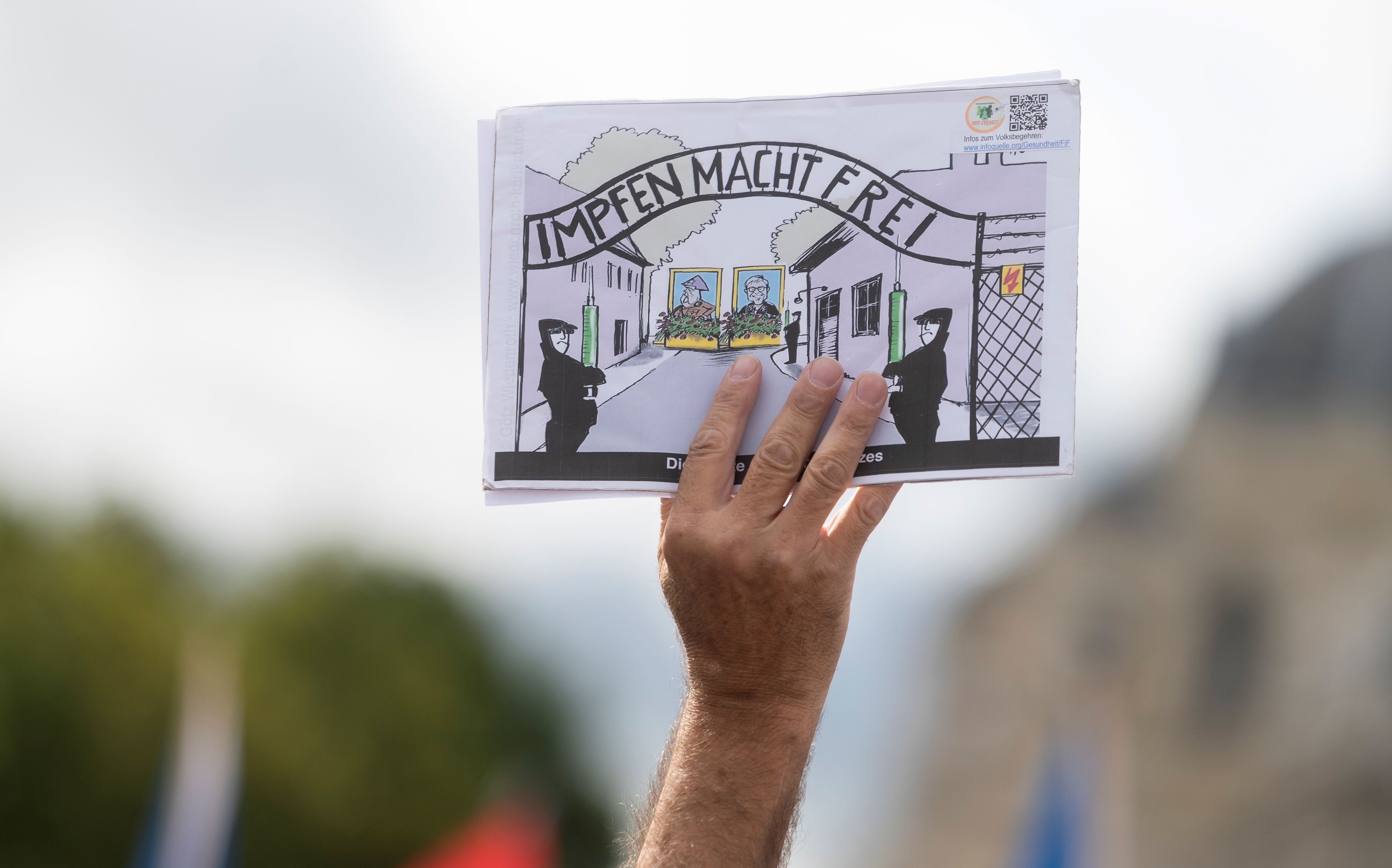 Schilder wie diese sind Stammgast bei Corona-Demos. Nun ermittelt die Staatsanwaltschaft.