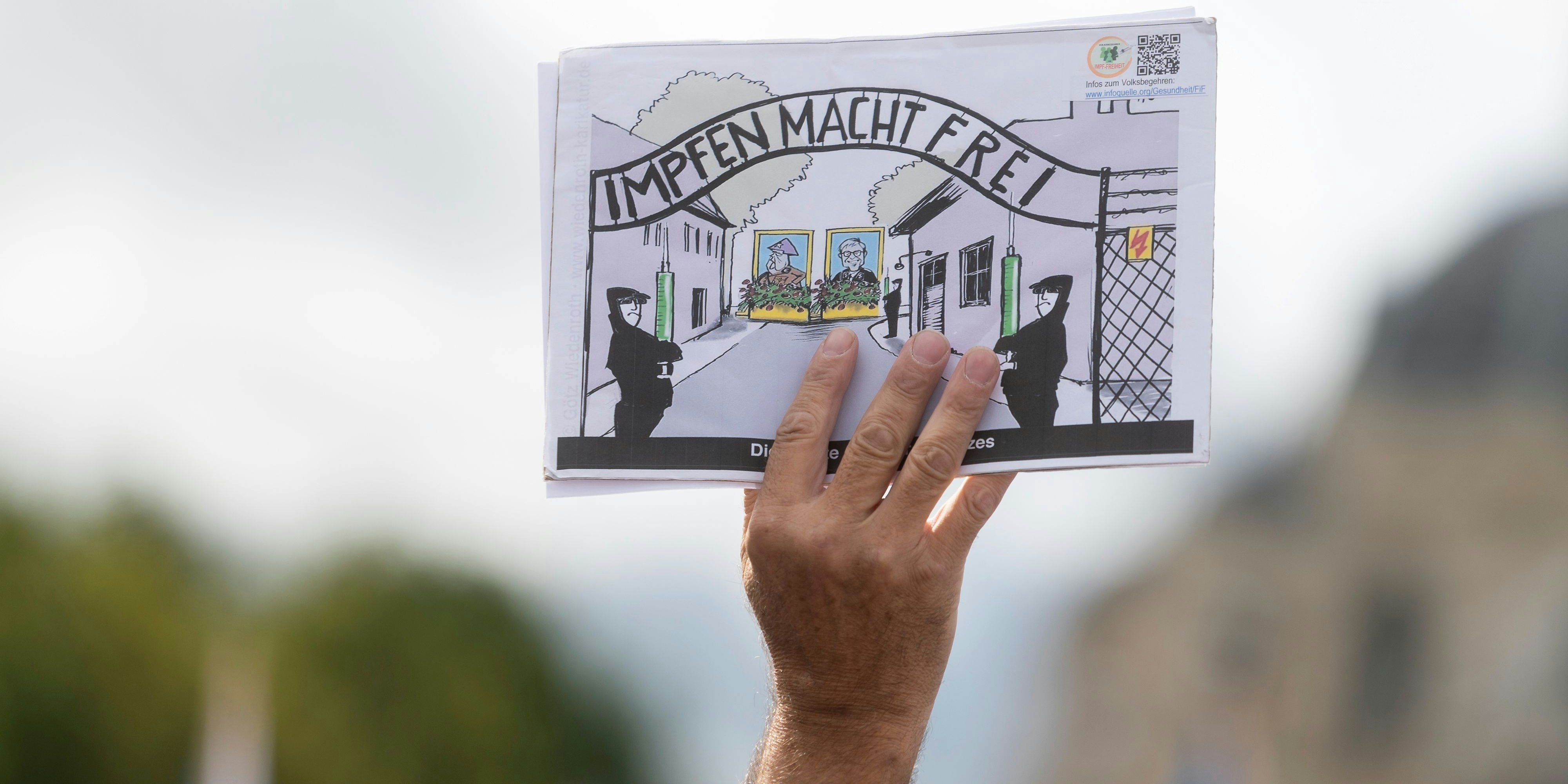 Schilder wie diese sind Stammgast bei Corona-Demos. Nun ermittelt die Staatsanwaltschaft.