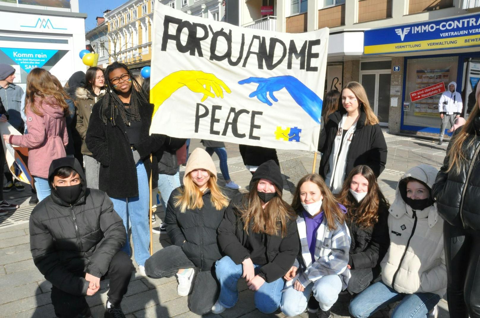 Mehrere Schüler gingen für den Frieden auf die Straße.