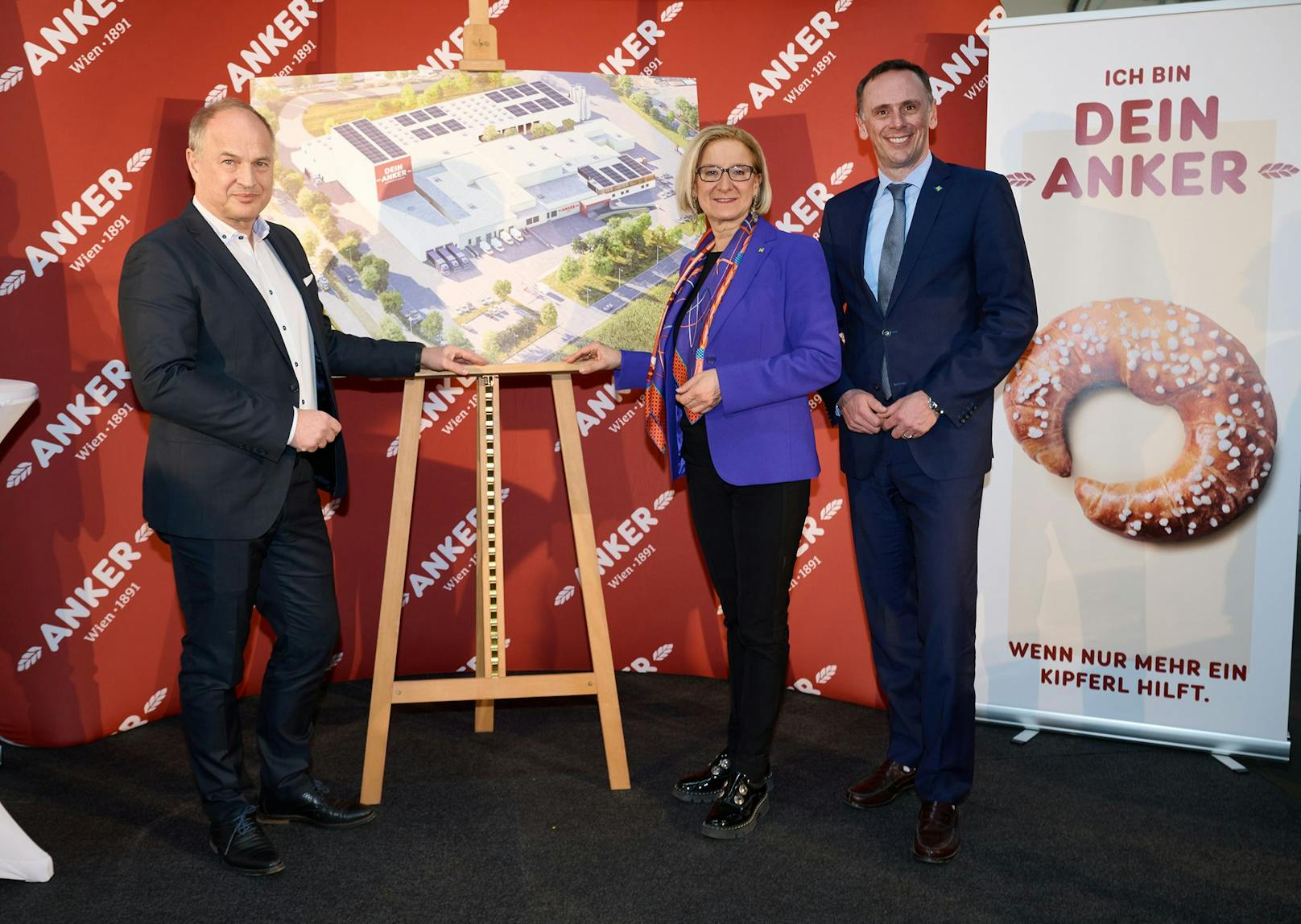 Projekt für Ausbau des Bäckerei-Standortes in Lichtenwörth. Im Bild von links nach rechts: Ankerbrot Geschäftsführer Walter Karger, Landeshauptfrau Johanna Mikl-Leitner und Landesrat Jochen Danninger.