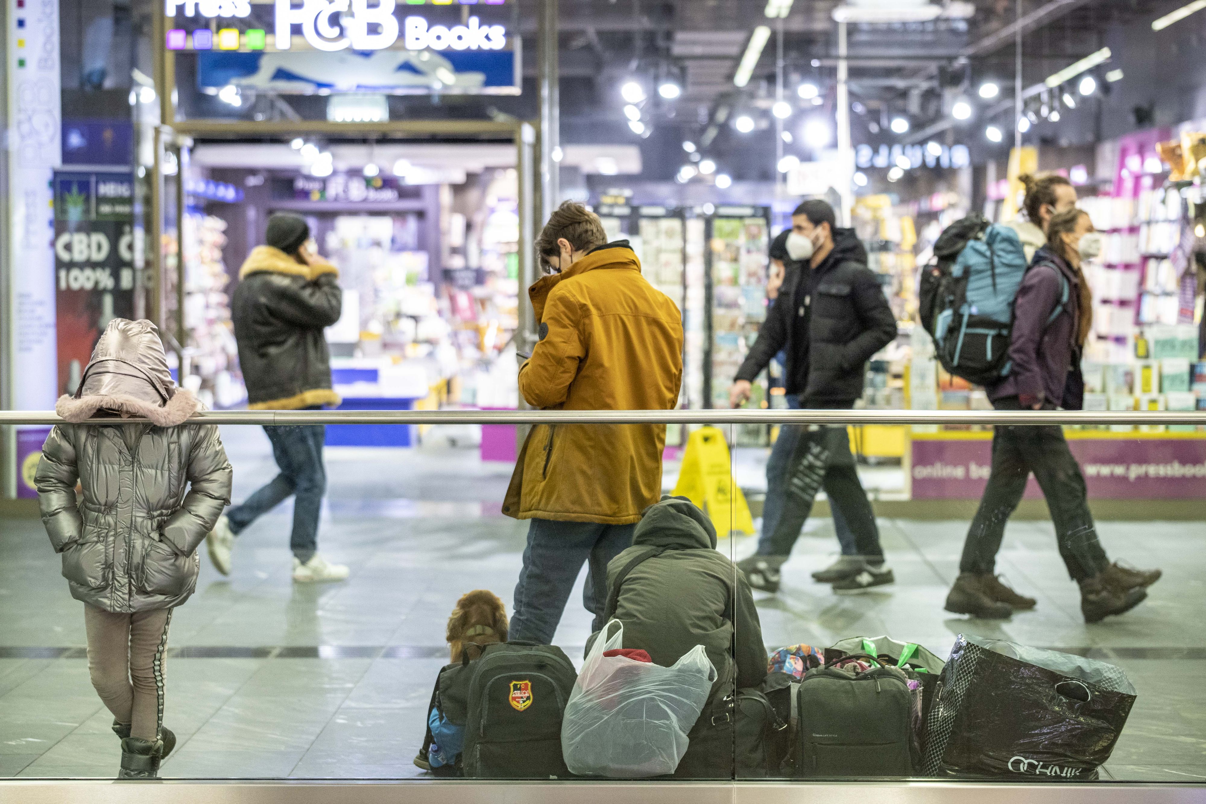 Die ukrainischen Flüchtlinge kommen am Wiener Bahnhof ab. 