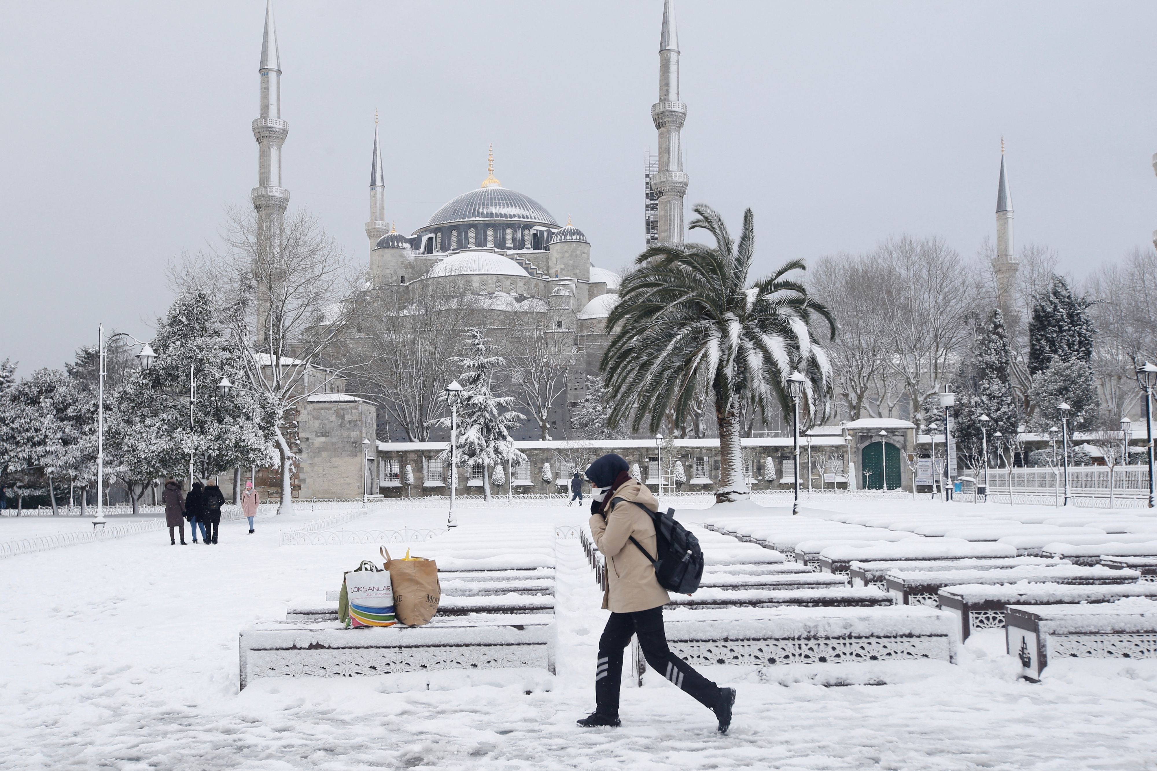 Ein ungewöhnliches Bild: Der Park rund um die berühmte Blaue Moschee in Istanbul liegt unter einer dicken Schneedecke.