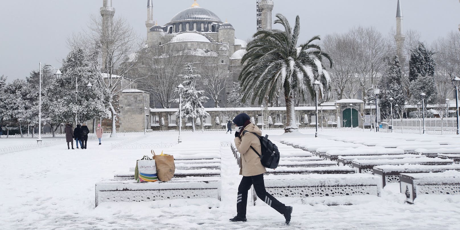 Ein ungewöhnliches Bild: Der Park rund um die berühmte Blaue Moschee in Istanbul liegt unter einer dicken Schneedecke.