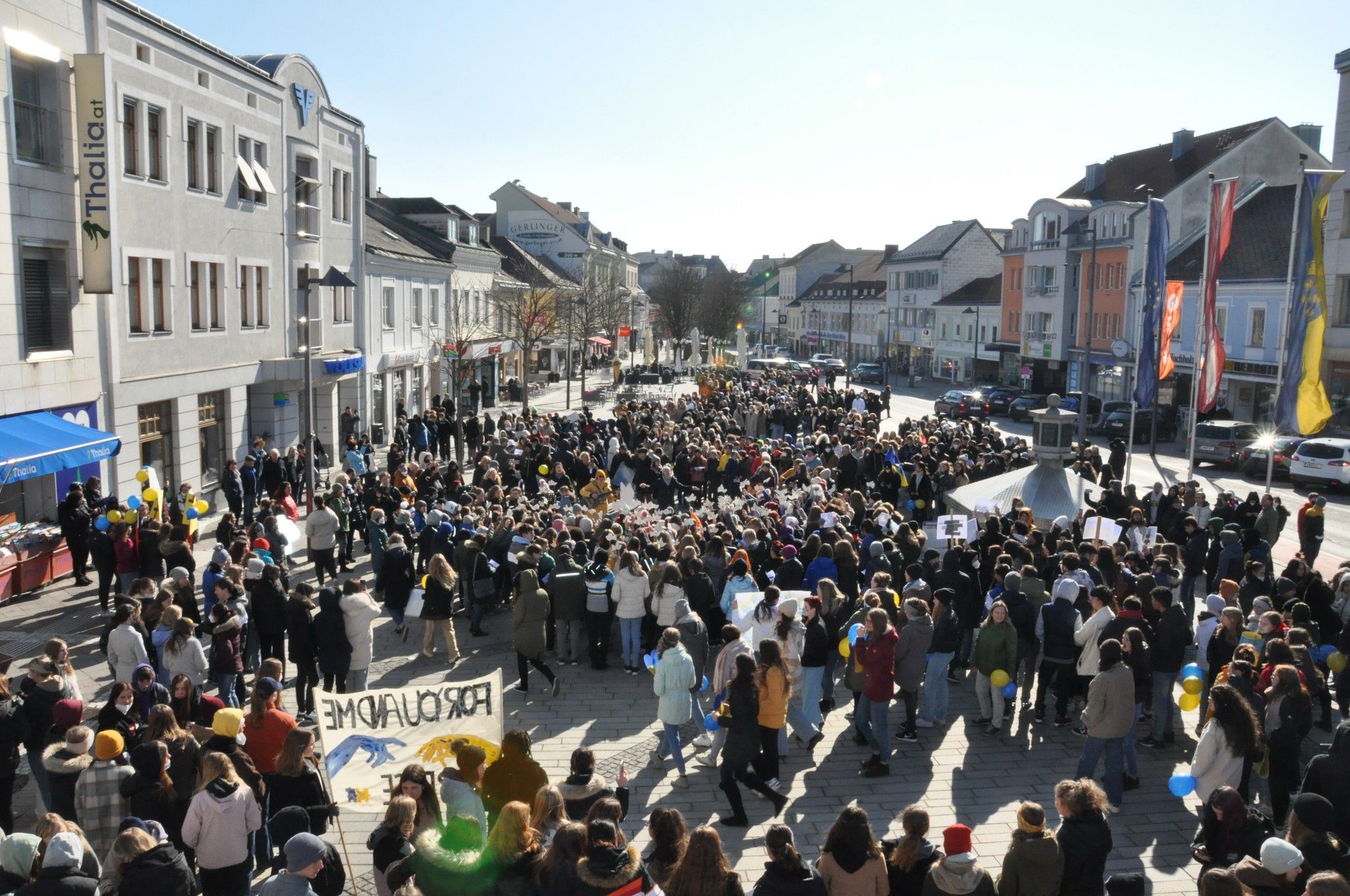 Mehrere Schüler demonstrierten für den Frieden in der Ukraine.