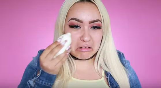 Kondom als Beauty-Schwämmchen? Keine so gute Idee, wenn man YouTuberin Beauty Vixxen ansieht.