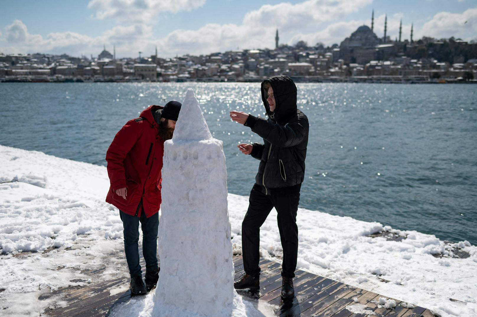 Einige nutzten den Schnee, um den Galata Tower, eines der berühmtesten Wahrzeichen Istanbuls, in Schneeform nachzubauen.