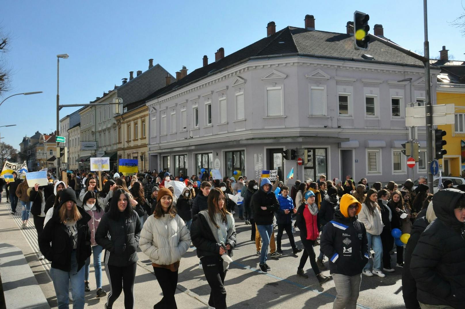 Mehrere Schüler gingen für den Frieden auf die Straße.