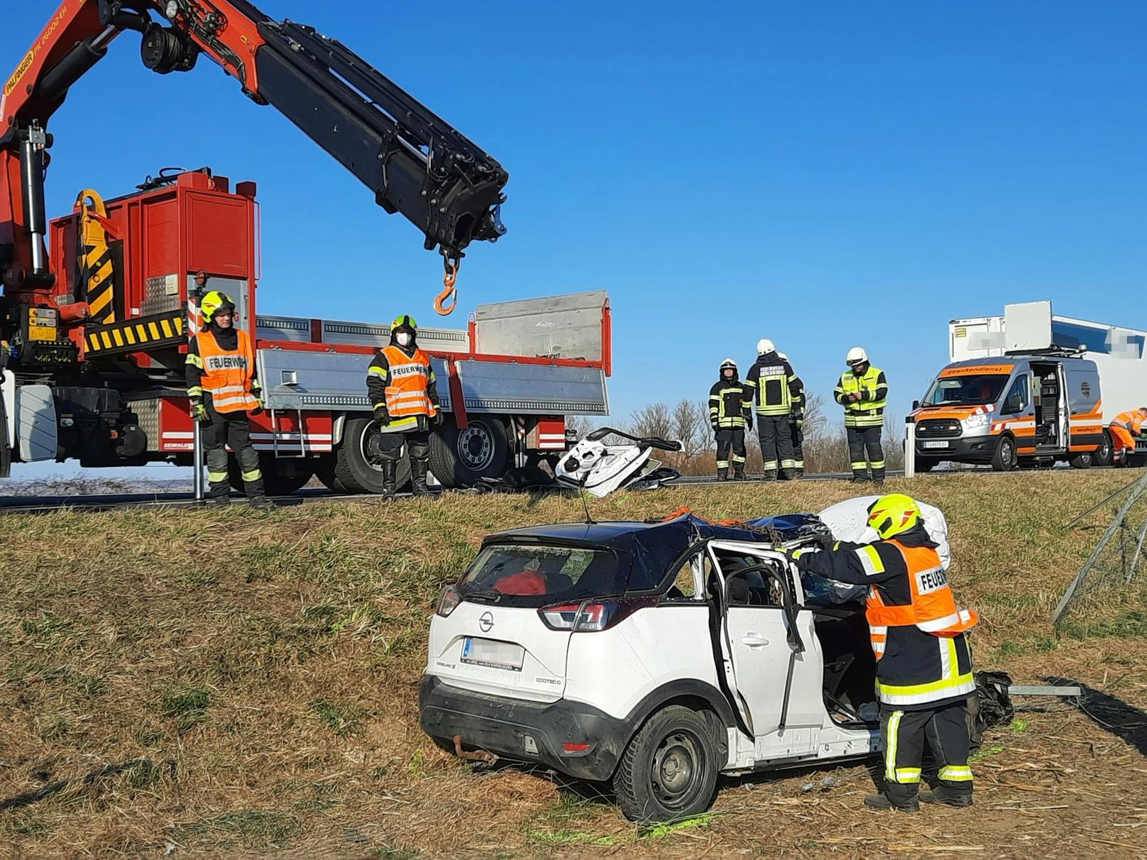 Der Pkw-Lenker stieß gegen einen Lkw.