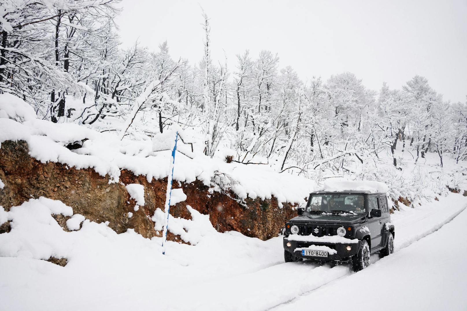 Auf den Straße in Teilen von Griechenland geht seit dem Wintereinbruch fast nichts mehr. In vielen Regionen herrscht deswegen eine Schneekettenpflicht. Diese wird auch streng kontrolliert.