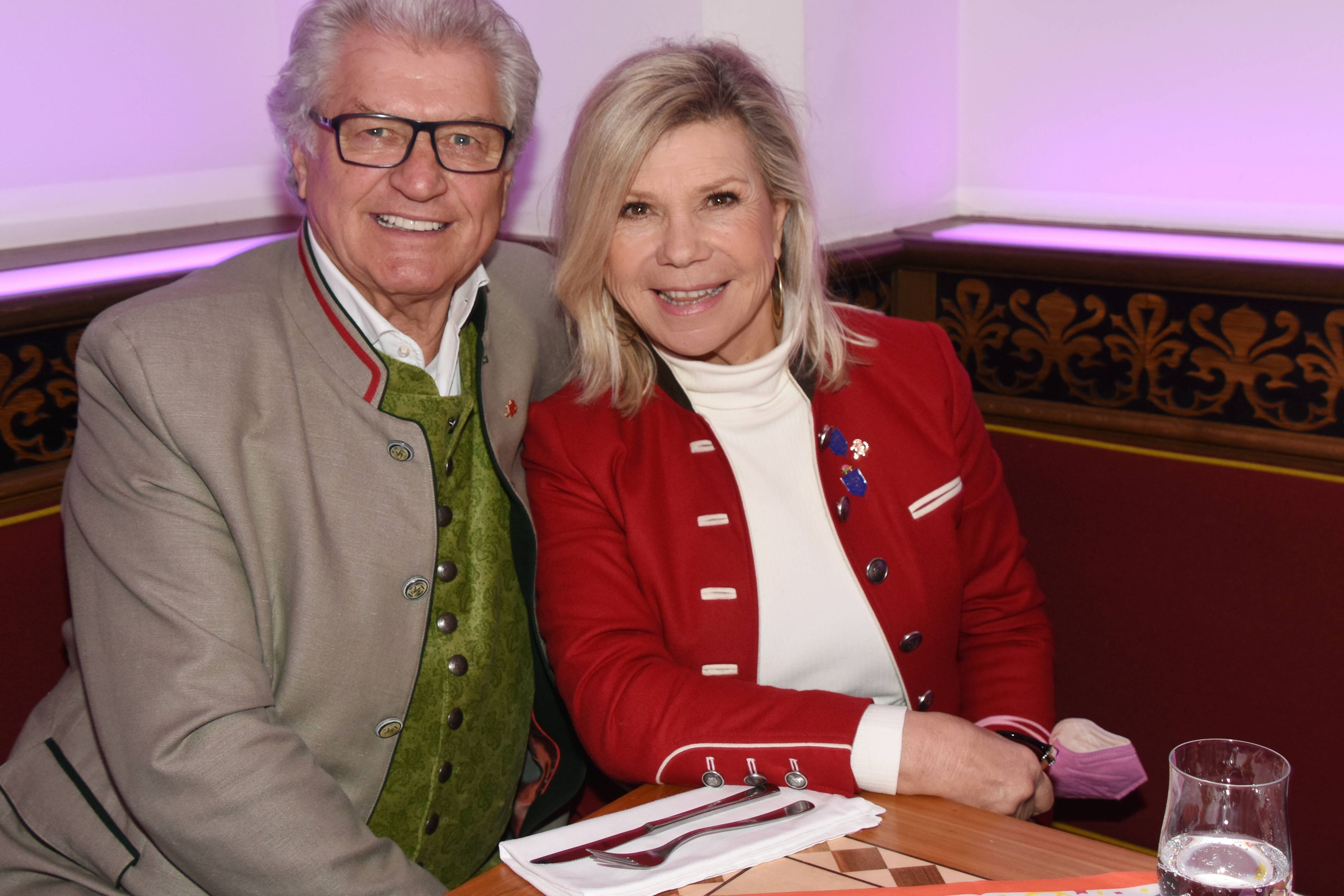 Der Schlagerstar ist mit dem E-Bike in Tirol schwer gestürzt und musste im Krankenhaus versorgt werden.