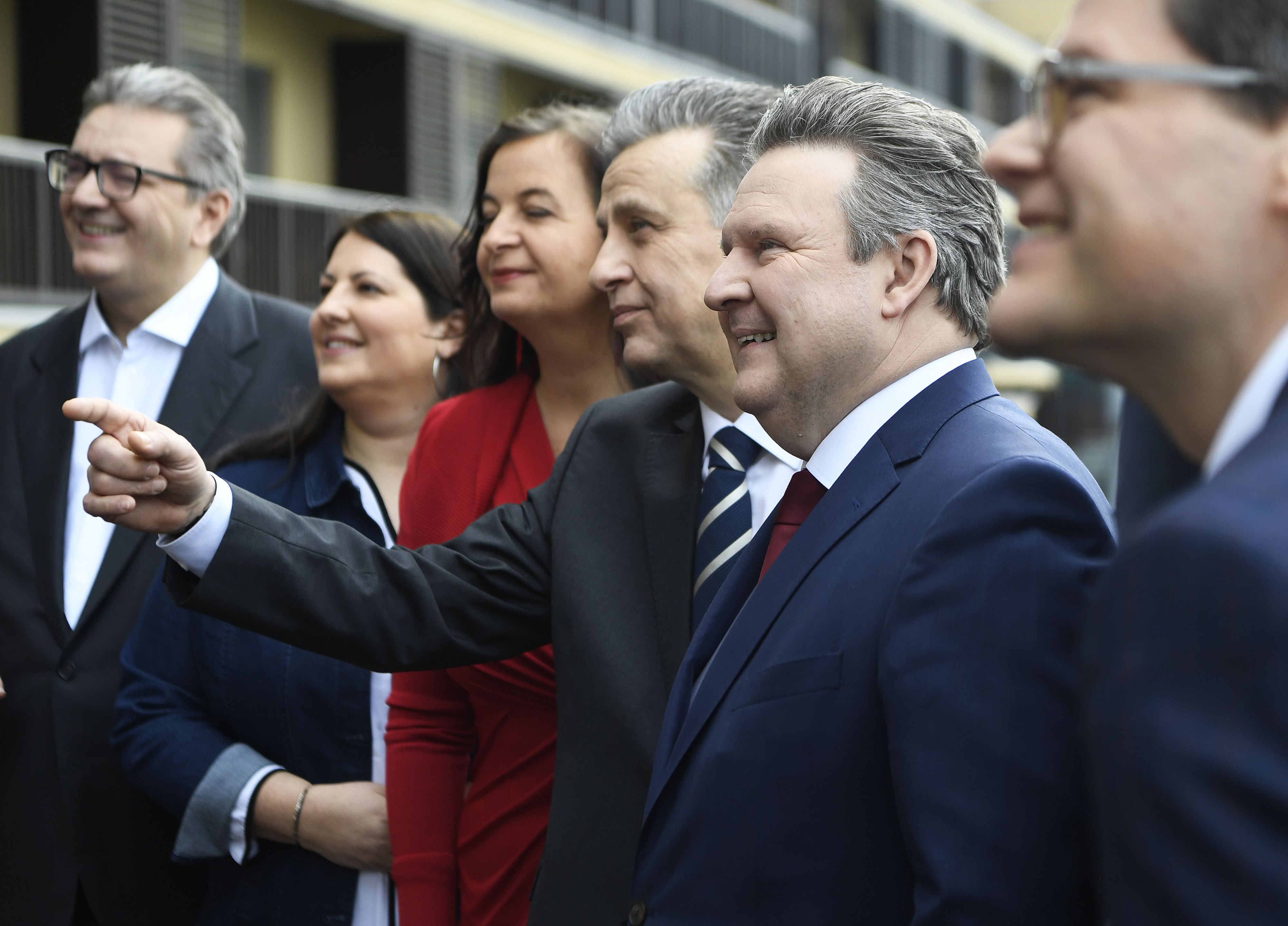 Josef Taucher (4.v.L.) und Bürgermeister Michael Ludwig während der Tagung des Wiener SPÖ-Rathausklubs