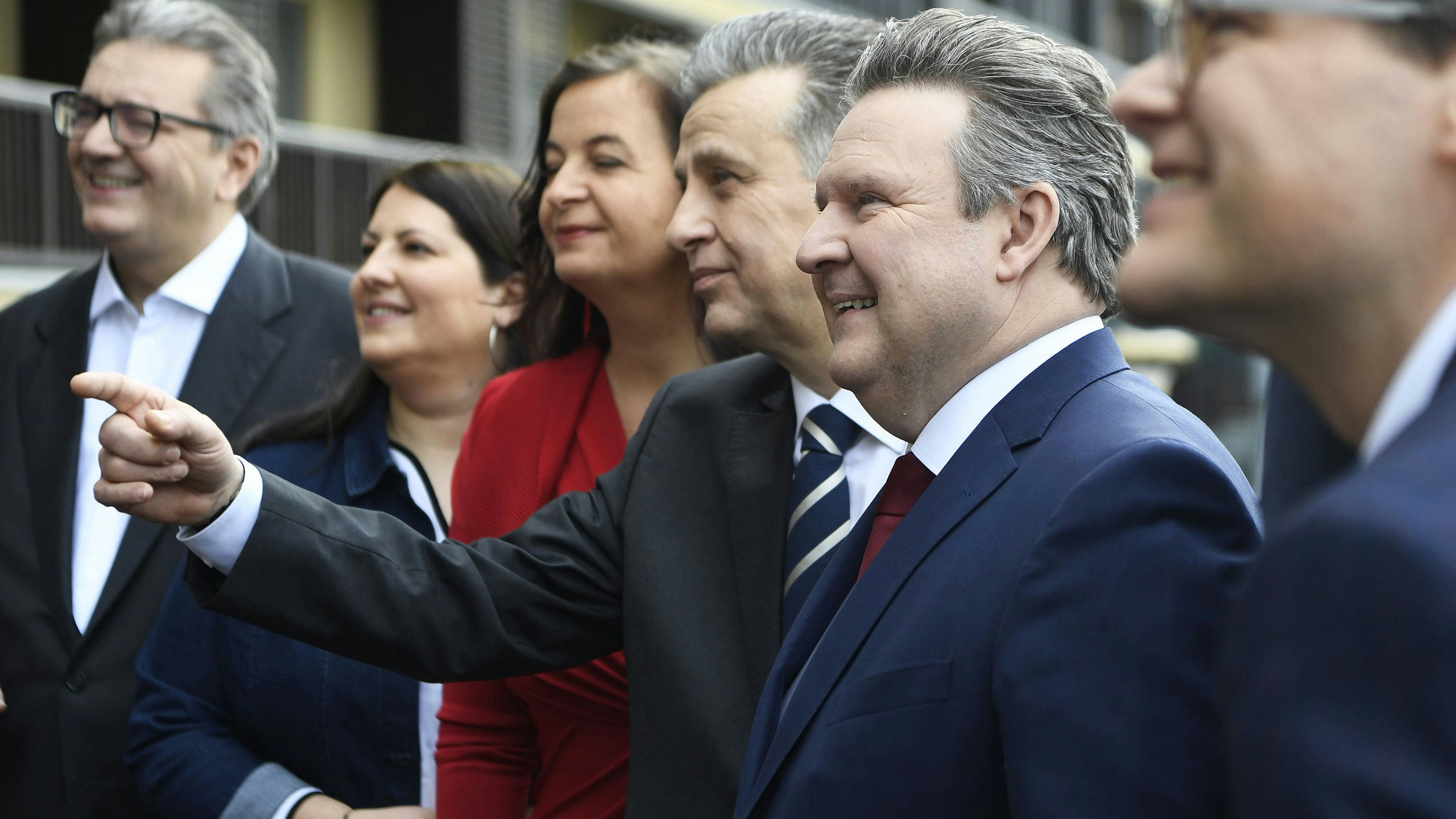 Josef Taucher (4.v.L.) und Bürgermeister Michael Ludwig während der Tagung des Wiener SPÖ-Rathausklubs