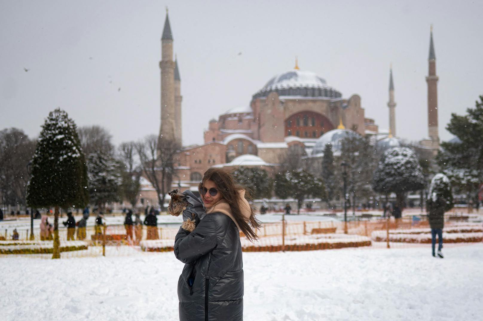 Ein seltenes Bild: Die Hagia Sofia in Istanbul ist dieser Tage von Schnee umgeben.