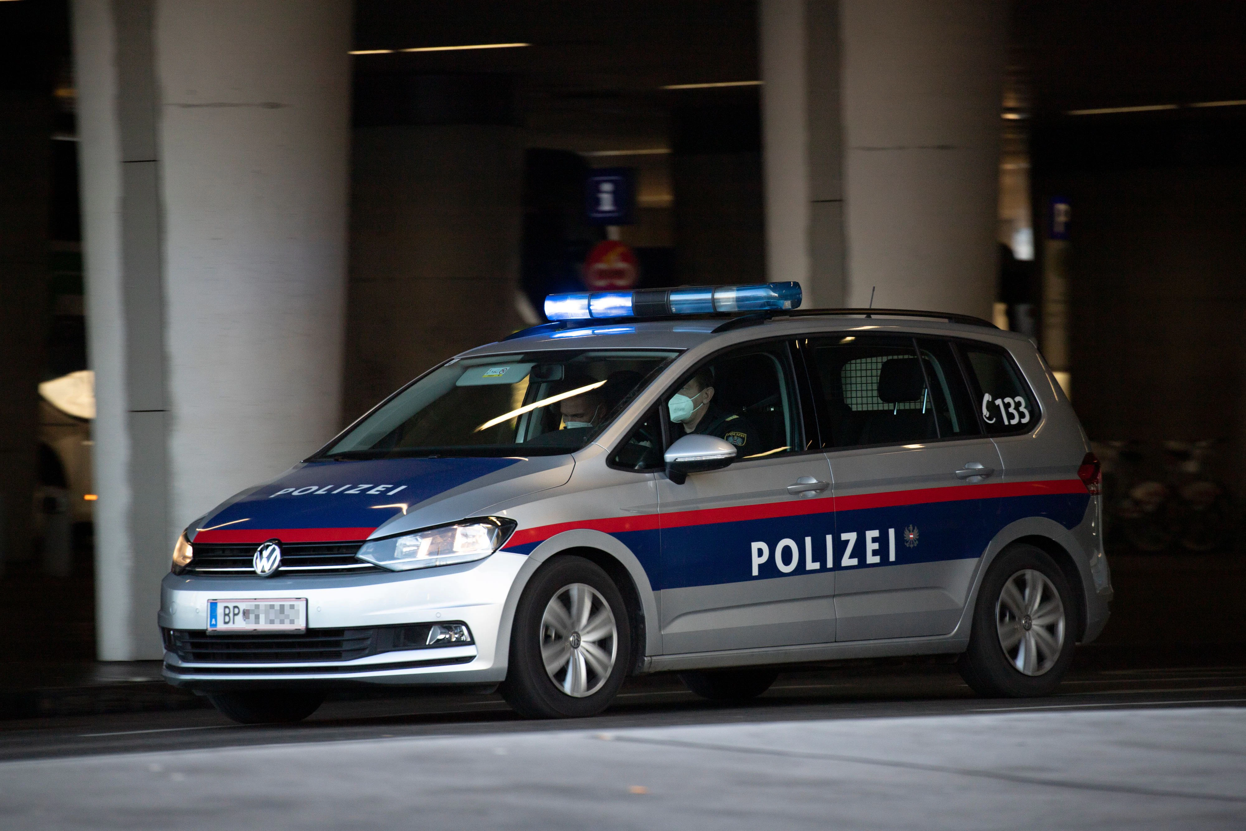 Am Donnerstagabend bedrohte ein Mann erst einen Sanitäter, bevor er sich vor ein Polizeiauto warf. (Symbolbild)