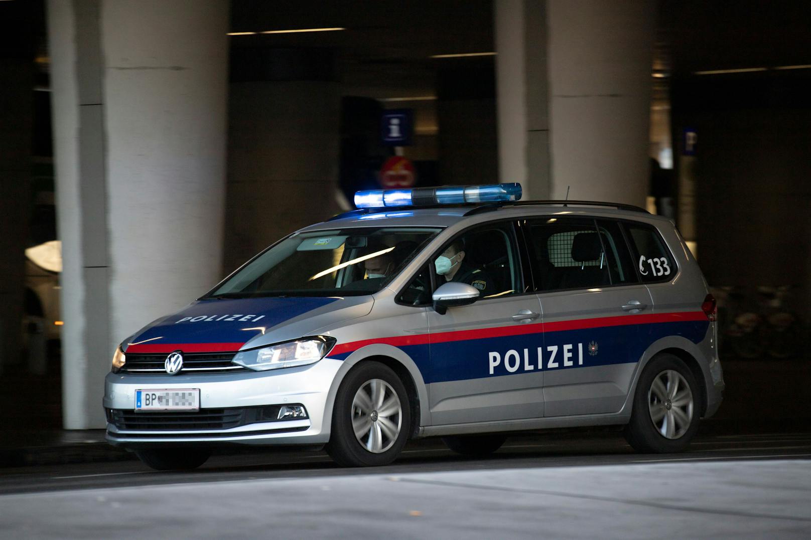 Ein Polizeiauto im Einsatz (Symbolfoto)