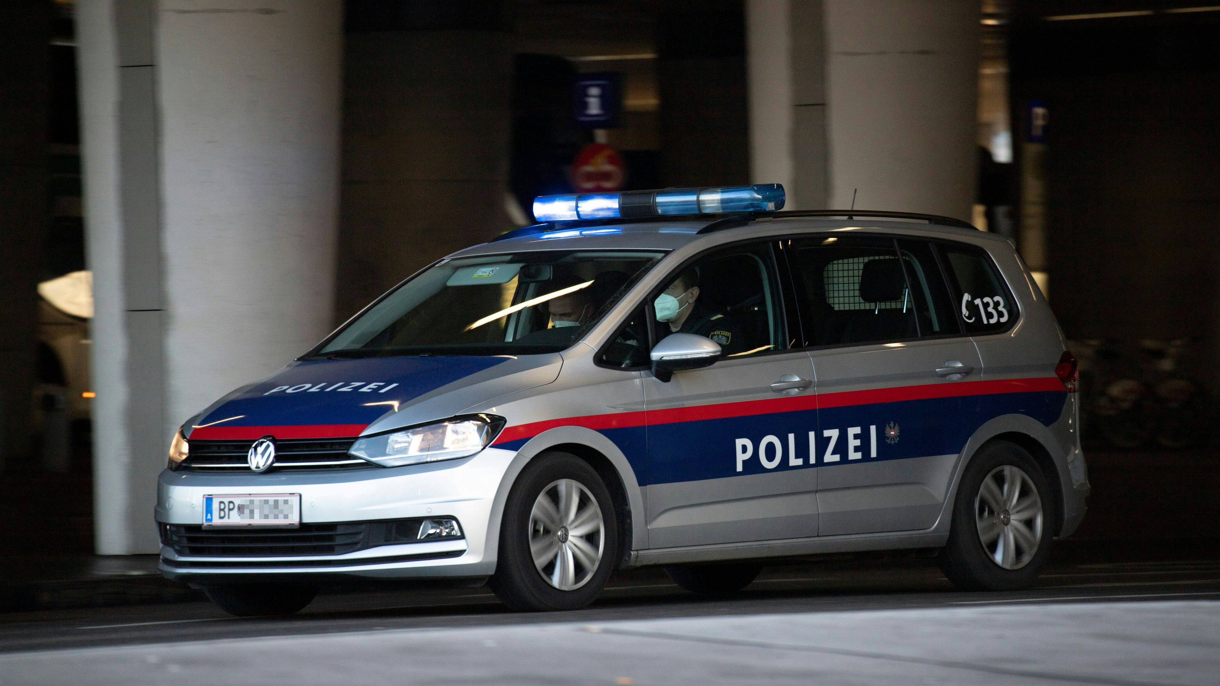 Am Donnerstagabend bedrohte ein Mann erst einen Sanitäter, bevor er sich vor ein Polizeiauto warf. (Symbolbild)
