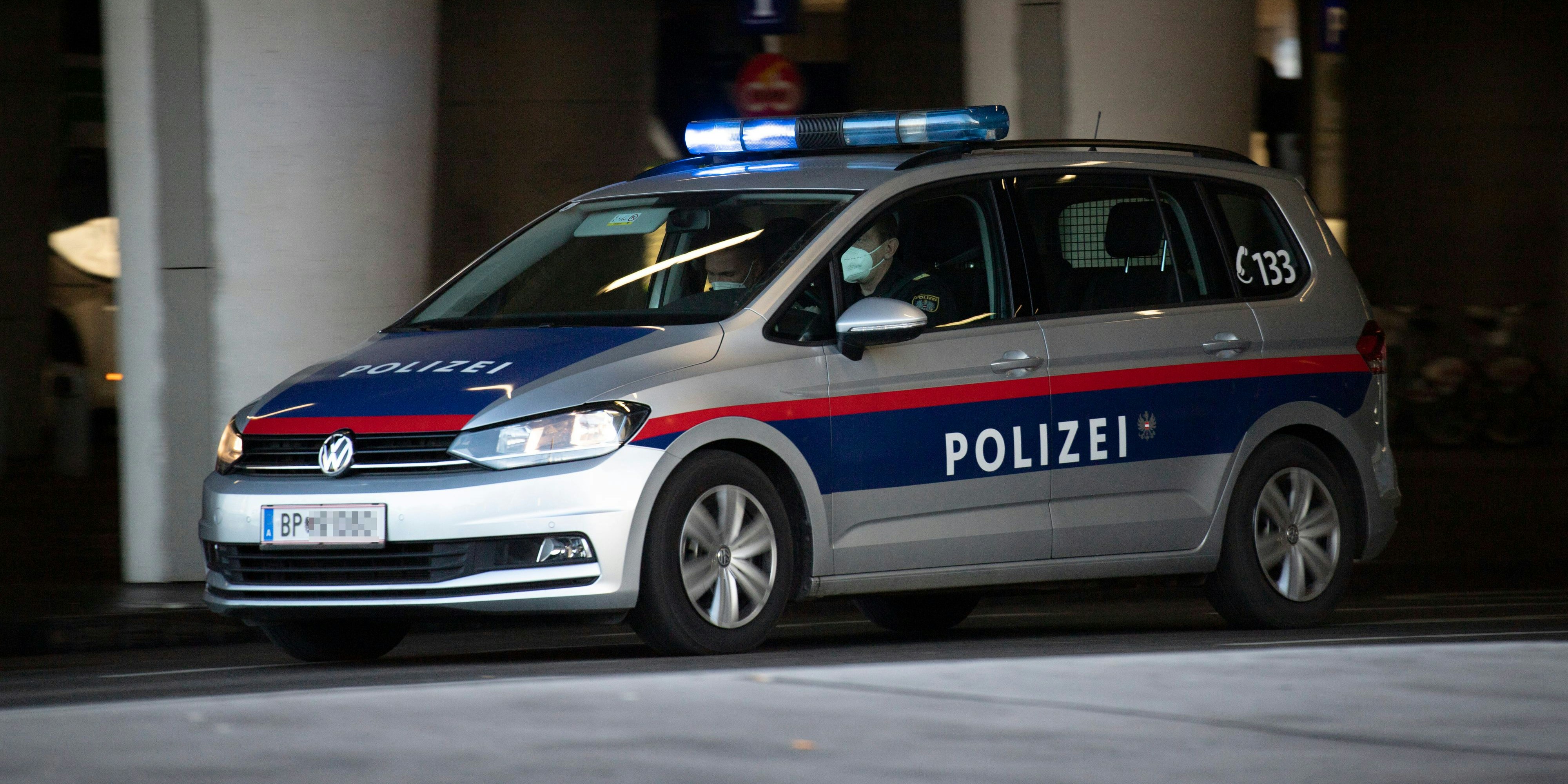 Am Donnerstagabend bedrohte ein Mann erst einen Sanitäter, bevor er sich vor ein Polizeiauto warf. (Symbolbild)