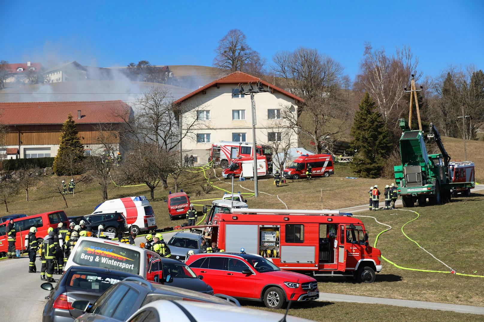 17 Feuerwehren, darunter zwei aus Niederösterreich, eilten zum Einsatzort, um die Flammen zu löschen.