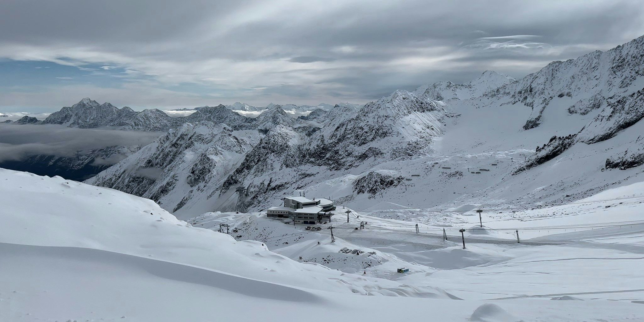 Beide Skifahrer waren auf der blauen Piste "Daunferner" unterwegs, als sie von hinten von einem Unbekannten niedergefahren wurden. (Symbolbild)