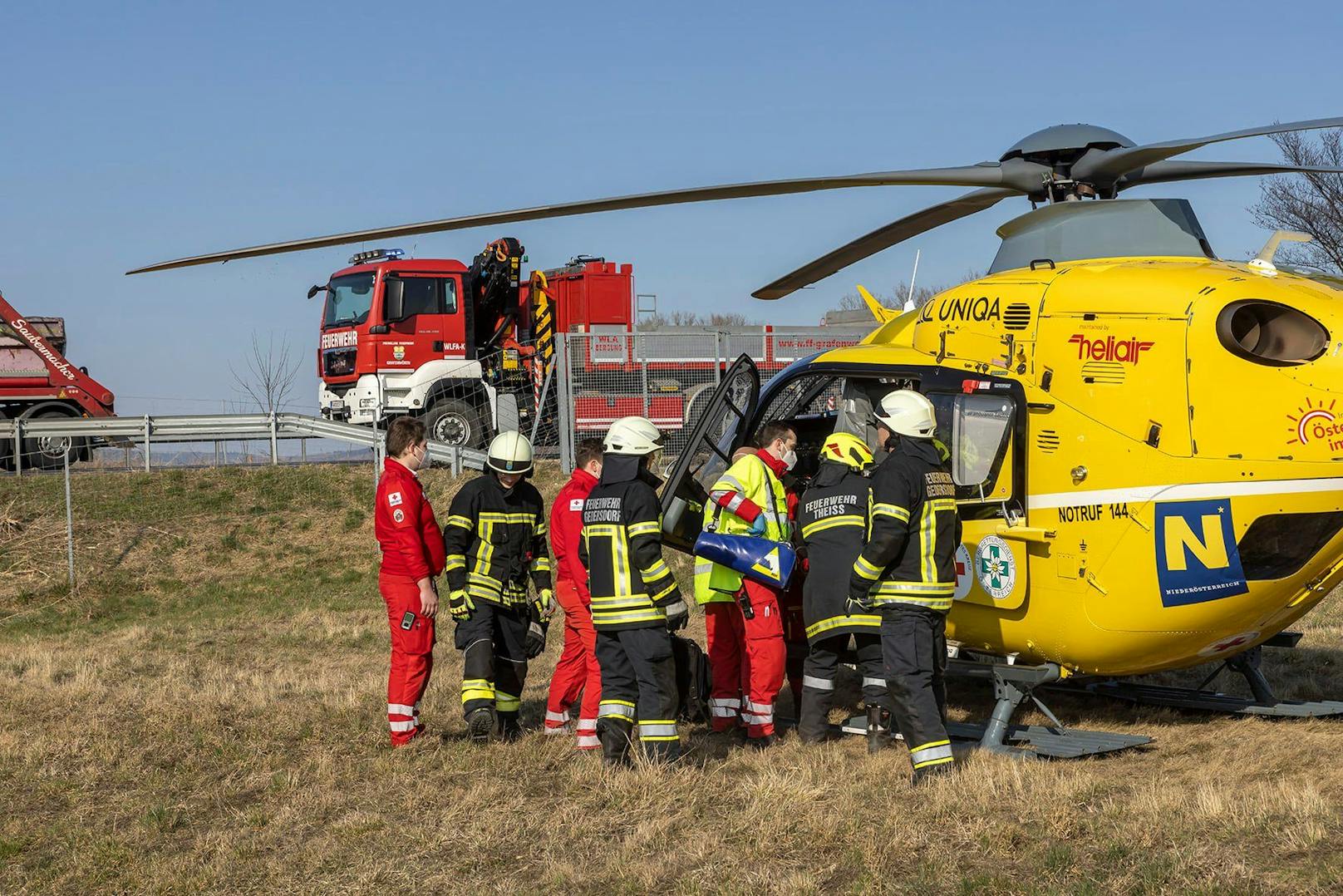 Der Pkw-Lenker stieß gegen einen Lkw.