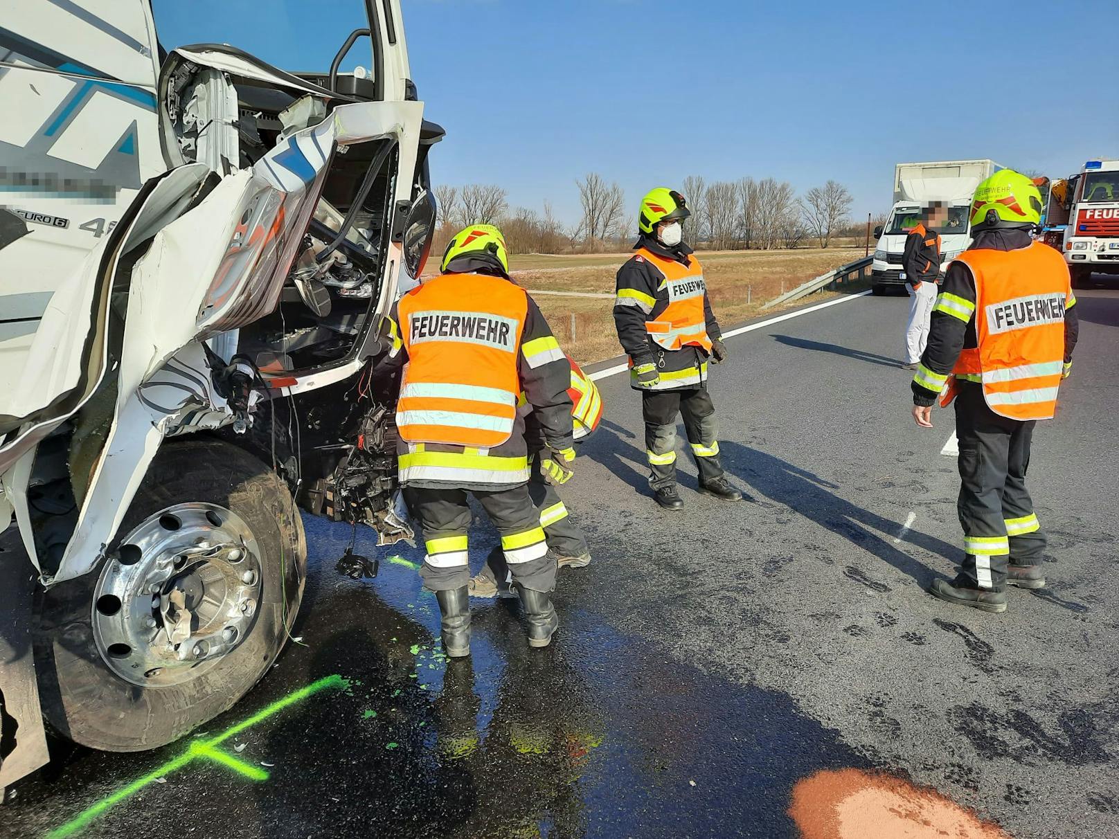 Der Pkw-Lenker stieß gegen einen Lkw.