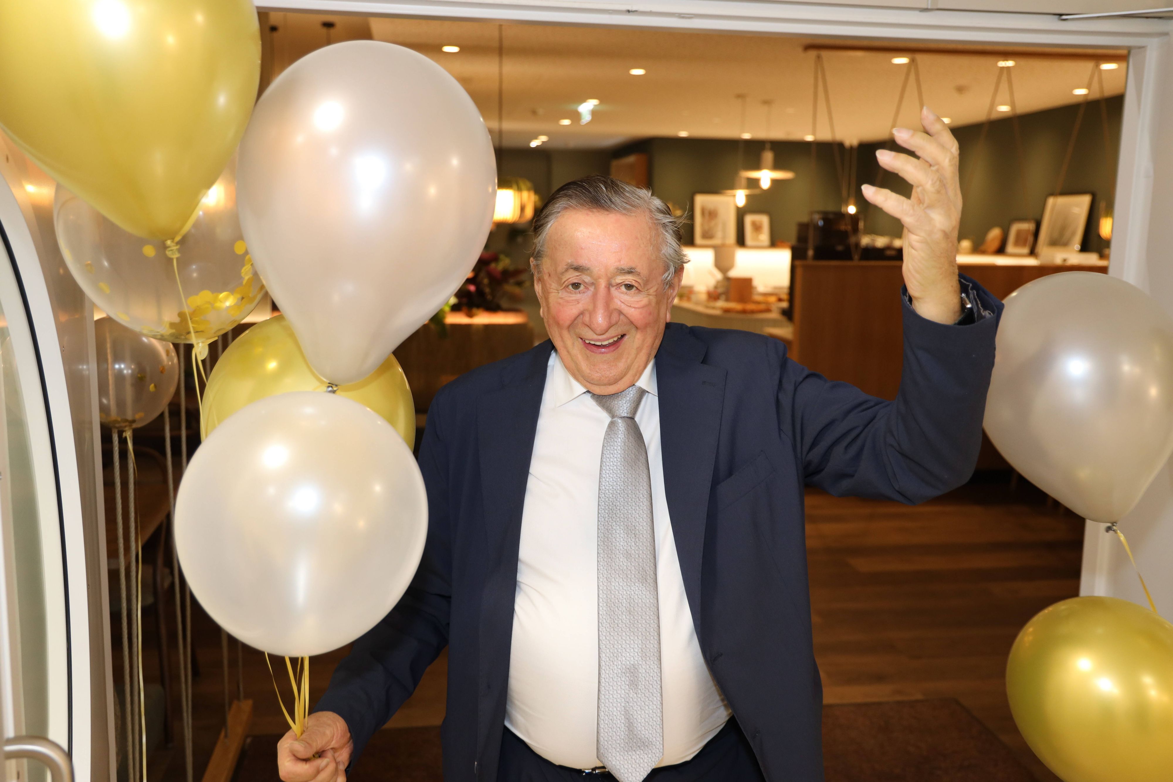 Richard Lugners Pantomime erheitert das Netz.