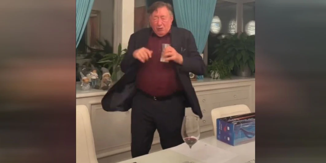 Der Baumeister bringt die Nation zum Lachen.