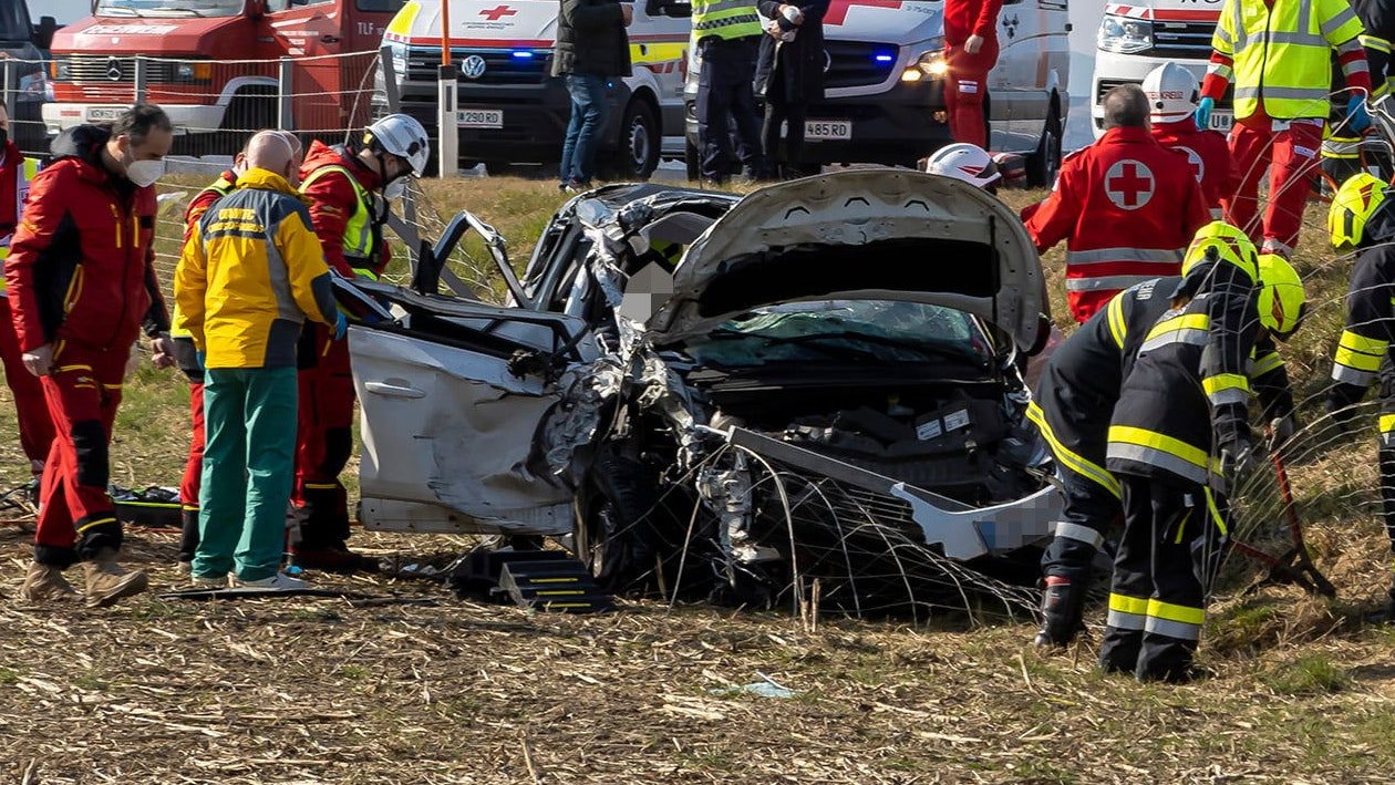 Der Pkw-Lenker stieß gegen einen Lkw.