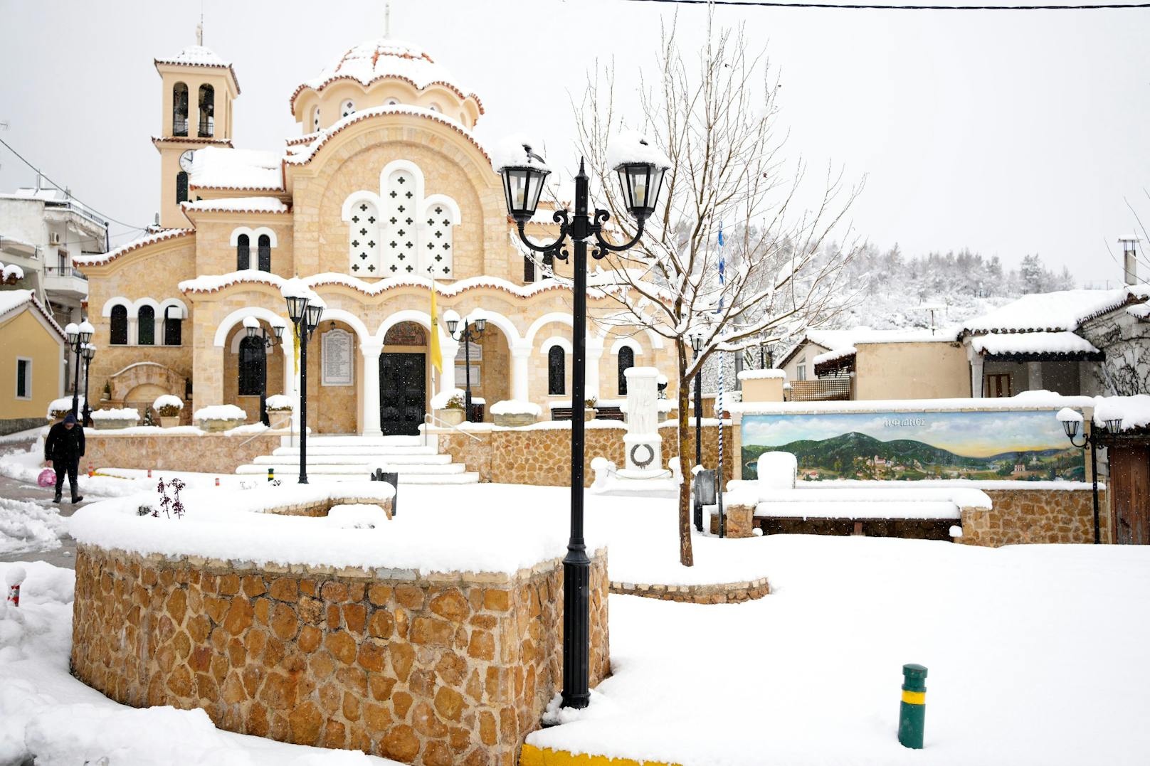 Der verschneite Hauptplatz der kleinen Gemeinde Afidnes ist kaum noch wiederzuerkennen. 