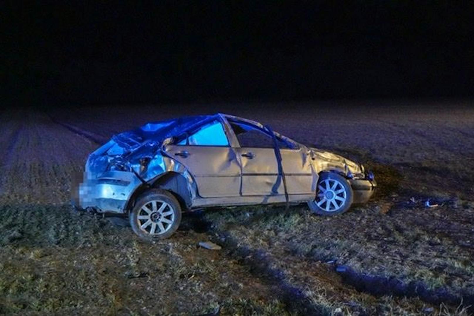 Der Beifahrer wurde aus dem Auto geschleudert und verstarb vor Ort.