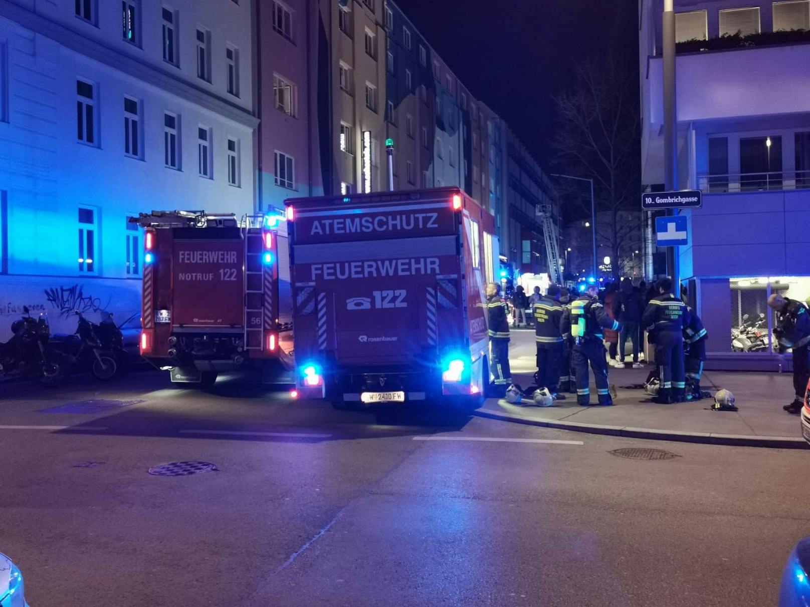 Mit einem Großaufgebot von 16 Fahrzeugen und ca. 60 Einsatzkräften bekämpfte die Berufsfeuerwehr Wien am Freitag in den späten Abendstunden einen Brand in der Sonnwendgasse im 10. Bezirk.