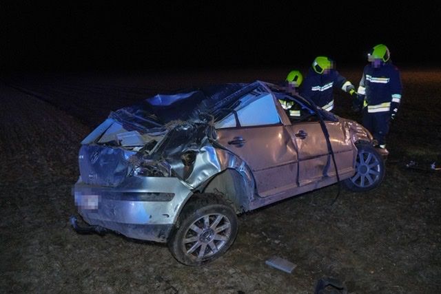 Der Beifahrer wurde aus dem Auto geschleudert und verstarb vor Ort.
