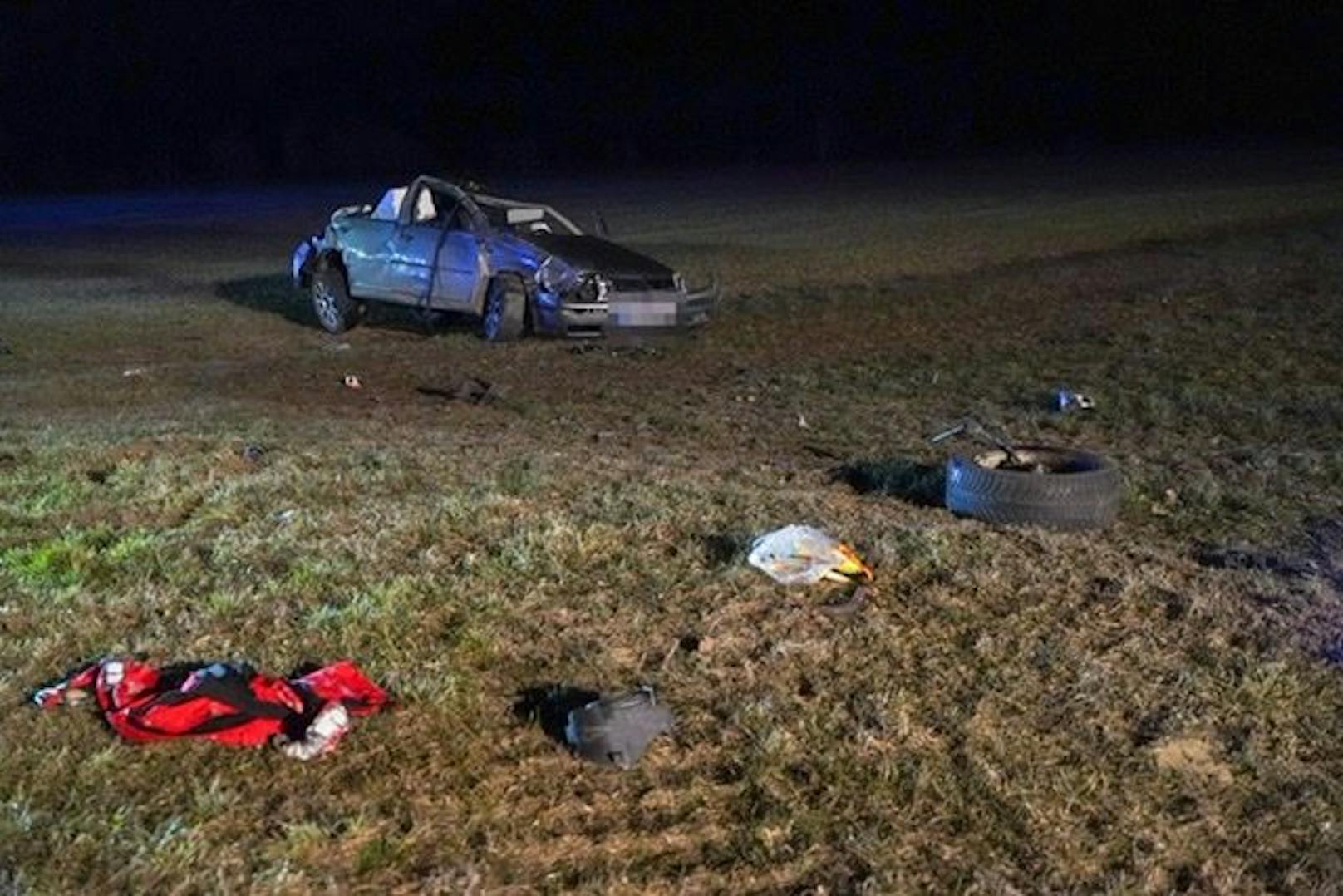 Der Beifahrer wurde aus dem Auto geschleudert und verstarb vor Ort.