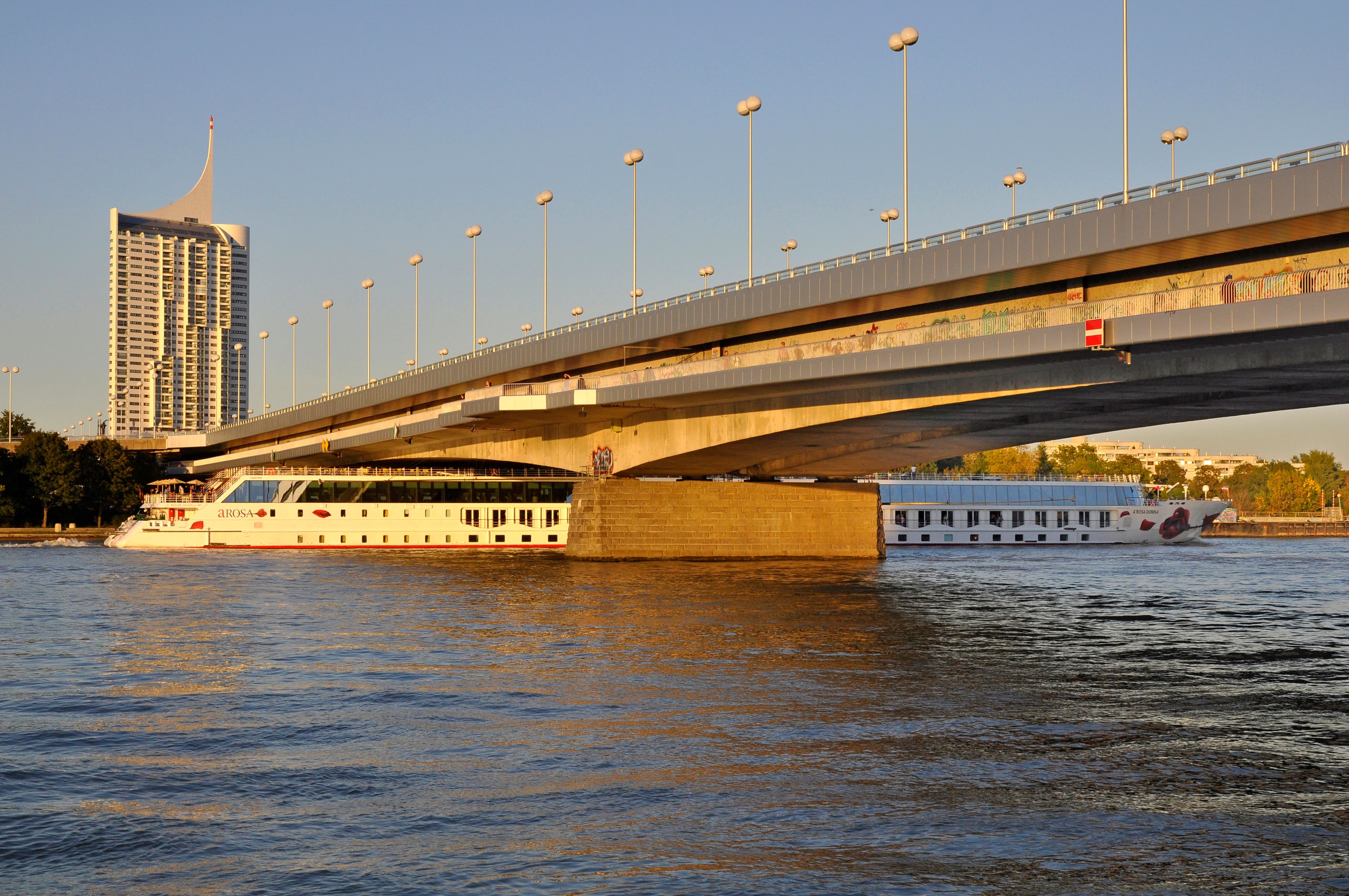 Der 34-Jährige konnte sich mit letzter Kraft am Ufer halten. Symbolbild. 