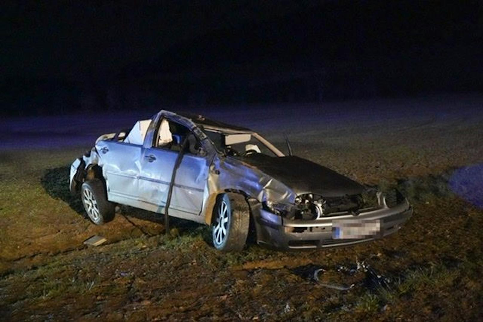 Der Beifahrer wurde aus dem Auto geschleudert und verstarb vor Ort.