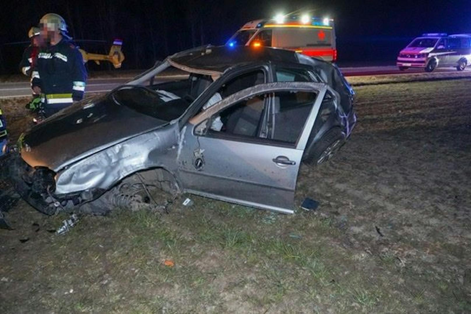 Der Beifahrer wurde aus dem Auto geschleudert und verstarb vor Ort.