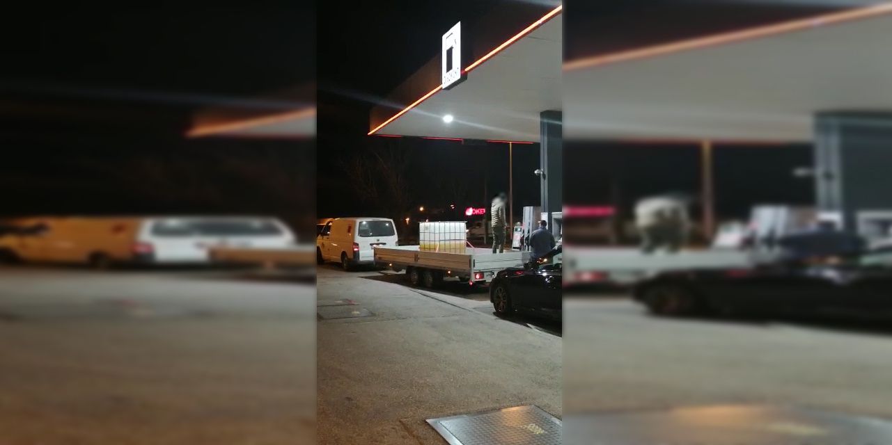 Die Männer tankten einen riesiger Behälter voll. 