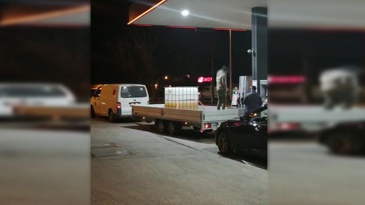 Die Männer tankten einen riesiger Behälter voll. 