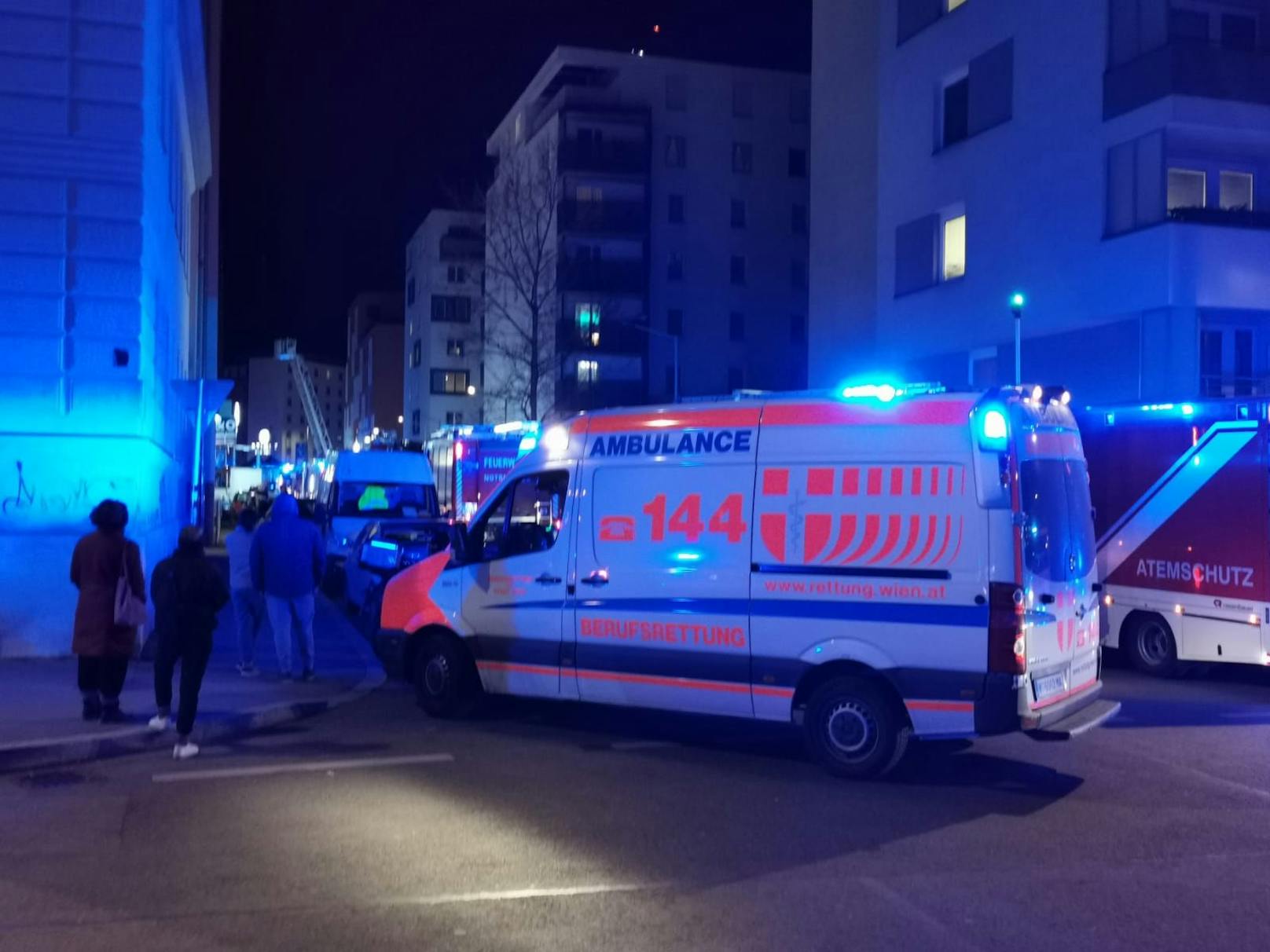 Mit einem Großaufgebot von 16 Fahrzeugen und ca. 60 Einsatzkräften bekämpfte die Berufsfeuerwehr Wien am Freitag in den späten Abendstunden einen Brand in der Sonnwendgasse im 10. Bezirk.