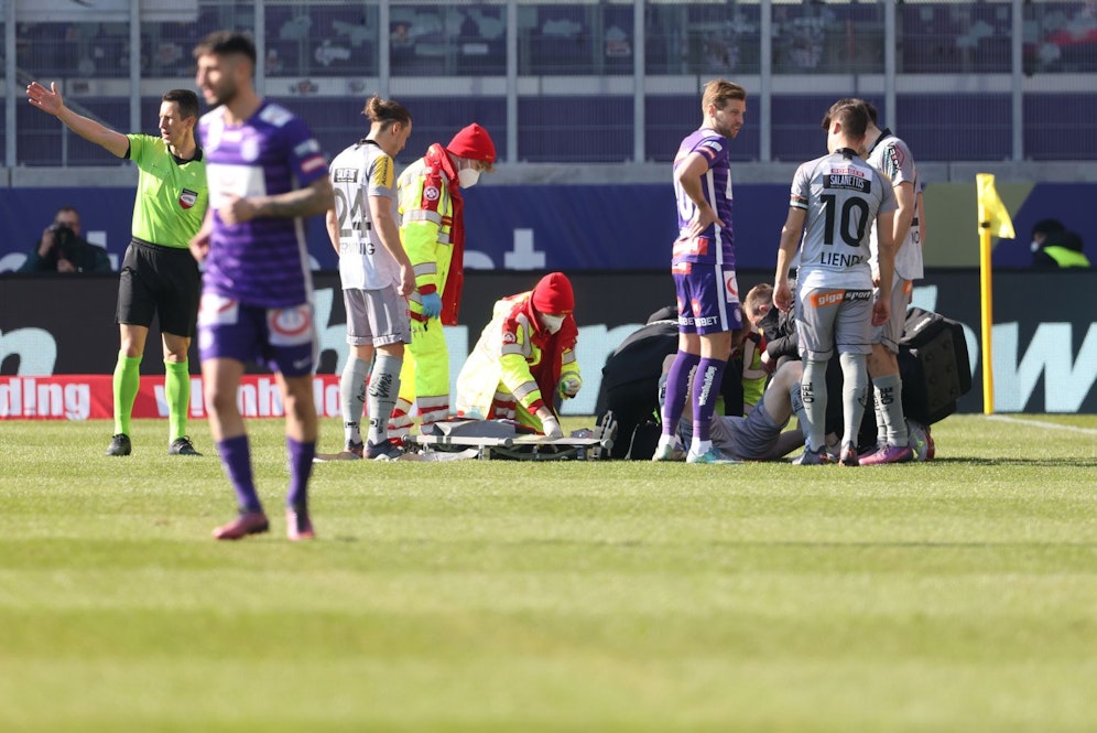 Luka Lochoshvili wird versorgt.