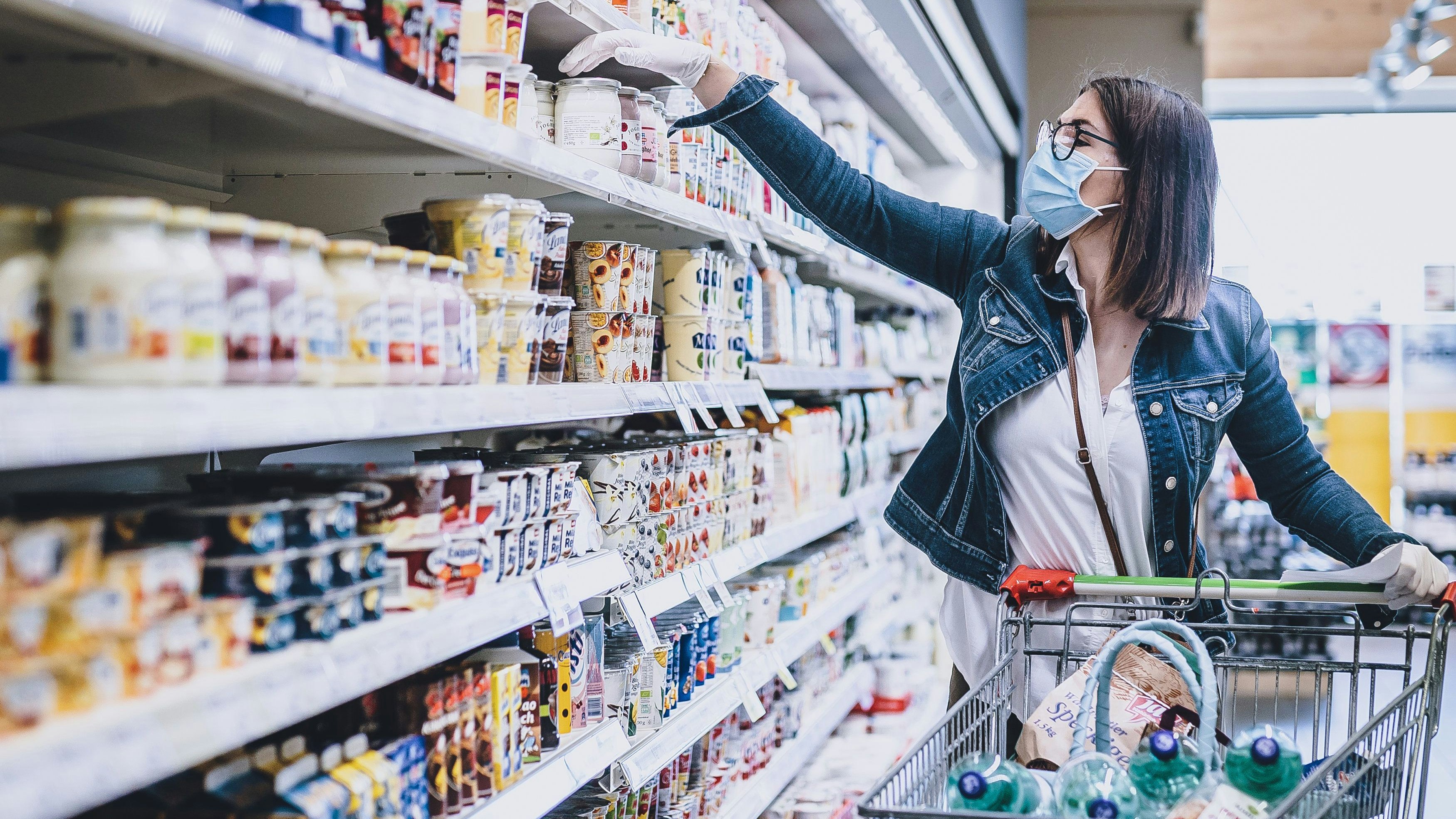 Die heimischen Supermärkte nehmen russische Produkte aus den Regalen.