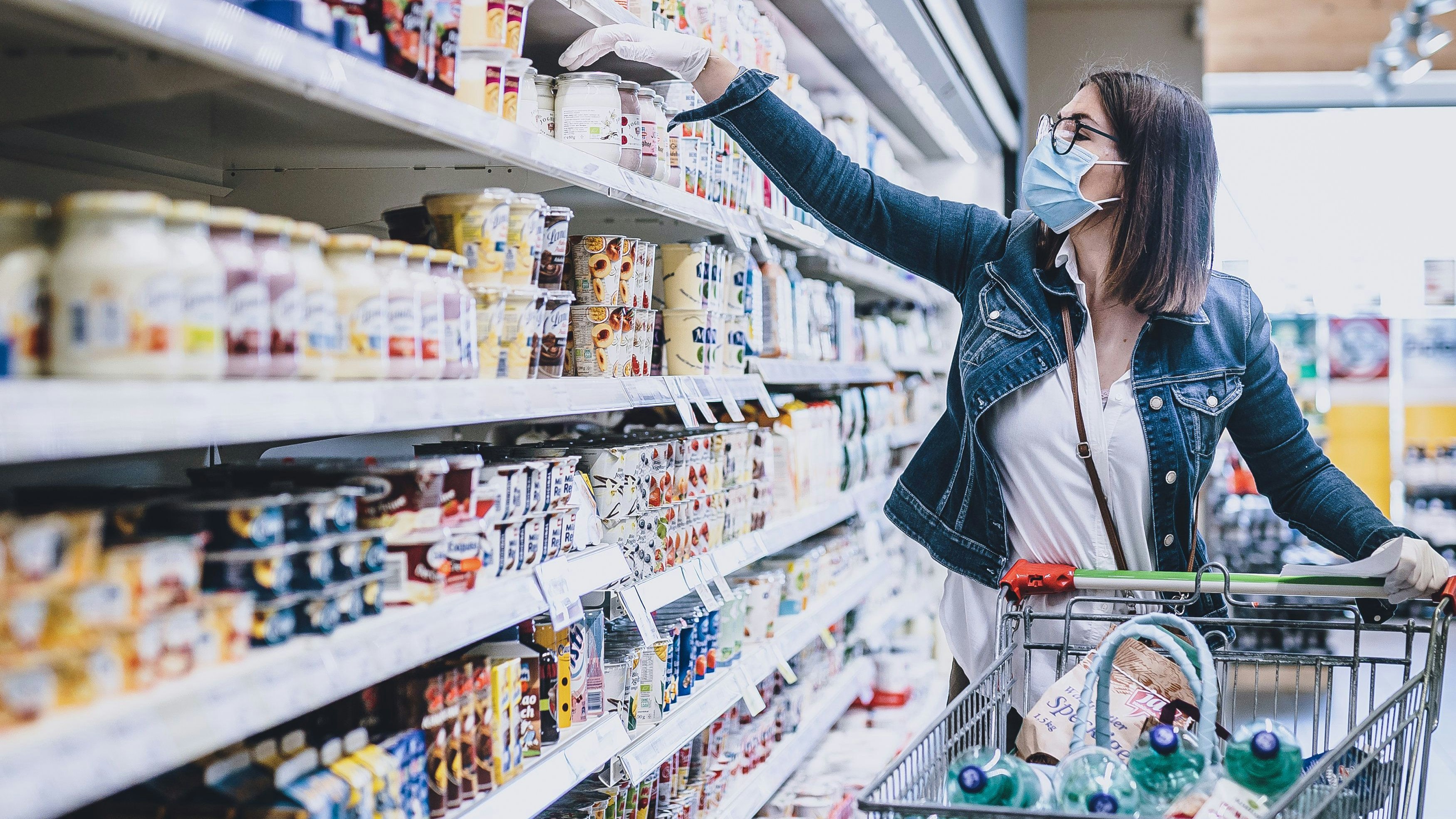 Die heimischen Supermärkte nehmen russische Produkte aus den Regalen.