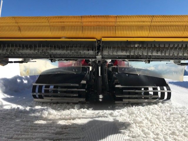 Der Snowboarder wurde von der Pistenraupe überrollt, blieb jedoch wie durch ein Wunder unverletzt.