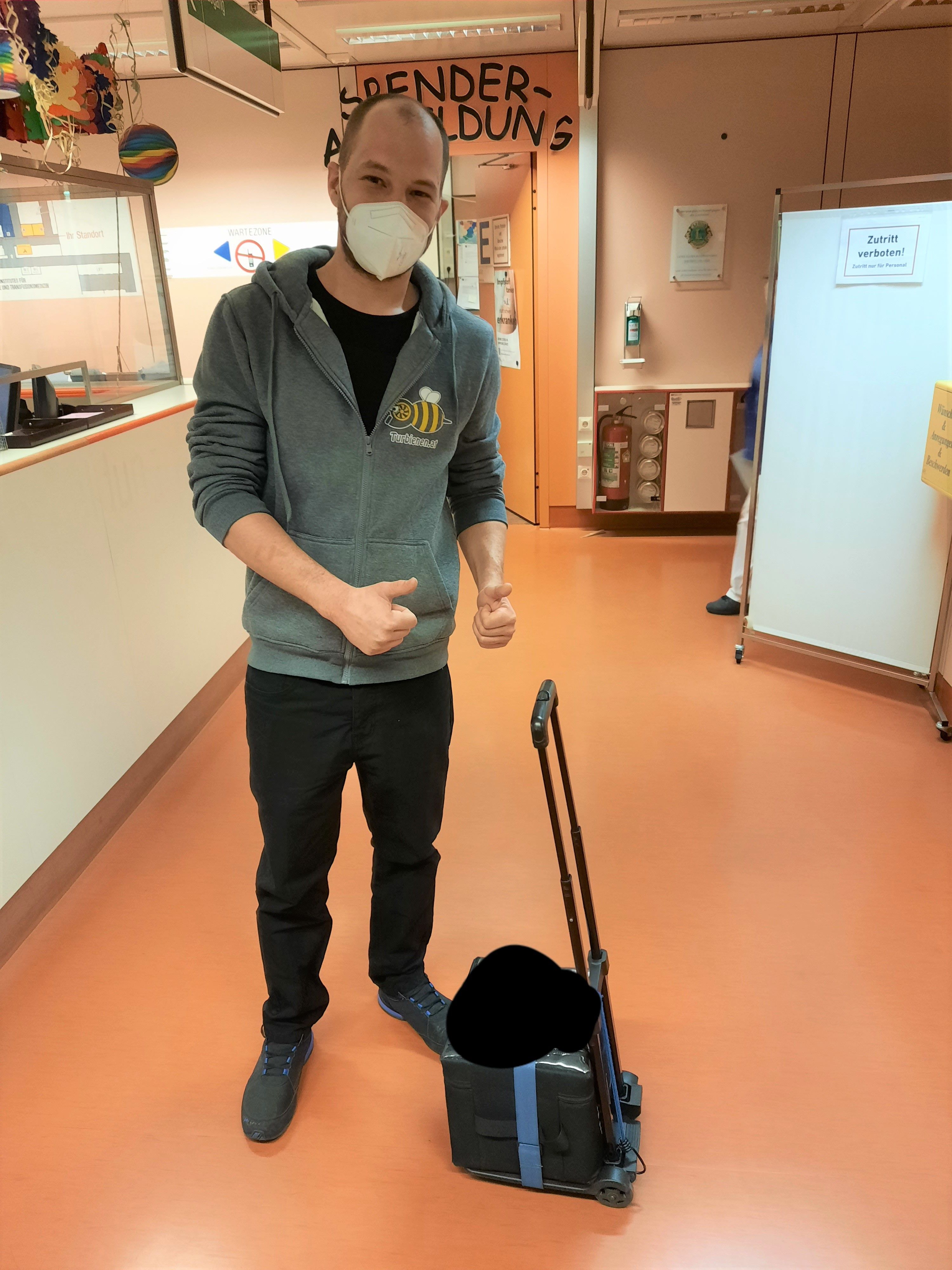 Patrick S. mit dem Koffer, in dem die Stammzellen sind, die einer krebskranken Frau das Leben retten.