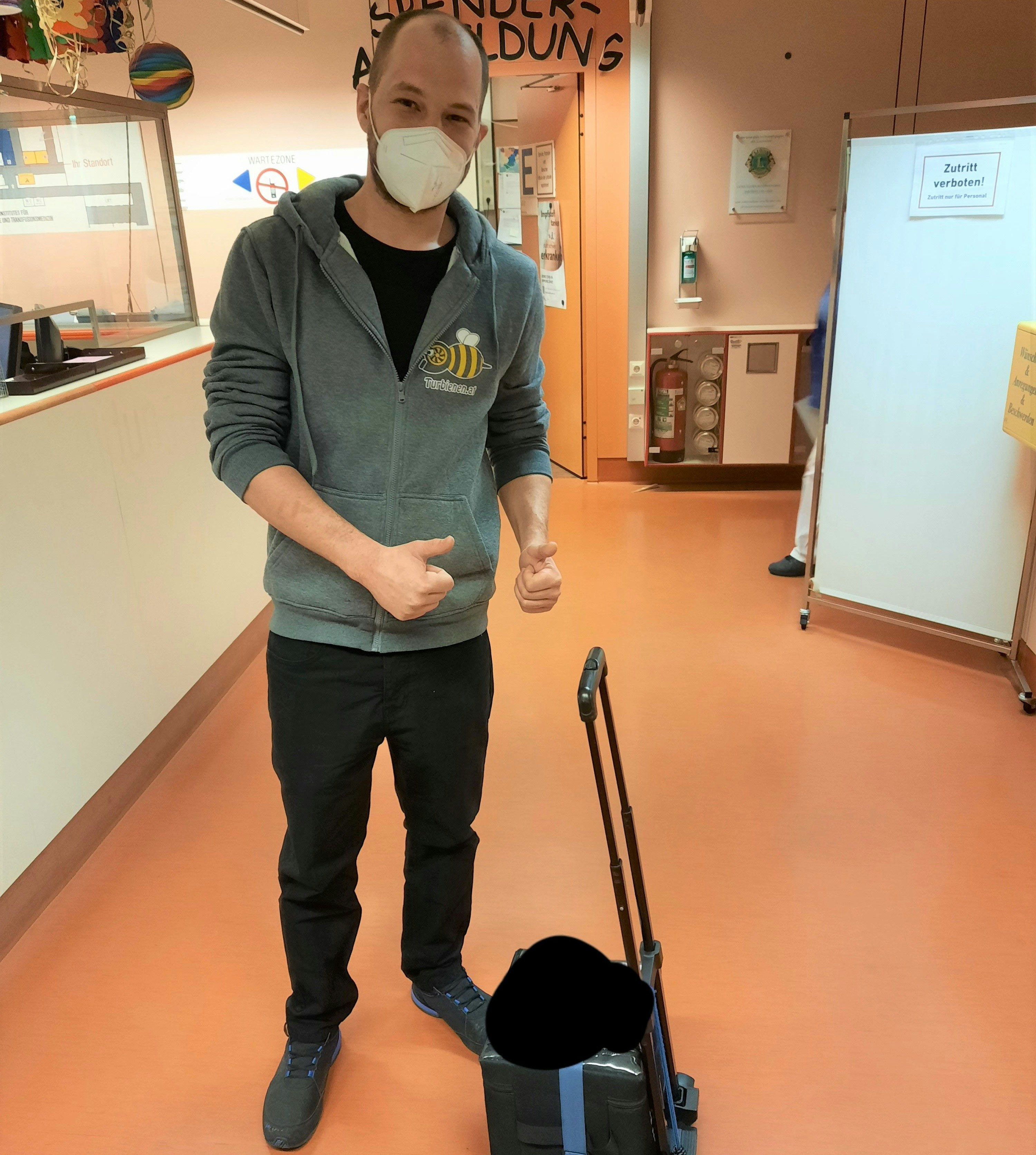 Patrick S. mit dem Koffer, in dem die Stammzellen sind, die einer krebskranken Frau das Leben retten.