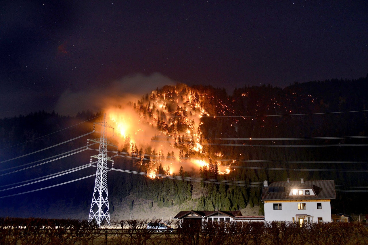 Heute.at - Einsatzkräfte kämpfen gegen felsige Feuerwand
