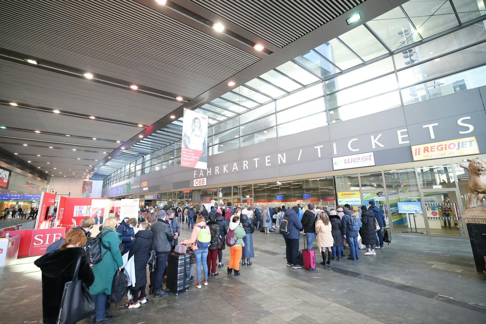 80 Prozent der ankommenden Flüchtlinge reist weiter: Dementsprechend groß ist derzeit der Ansturm auf Tickets am Hauptbahnhof.